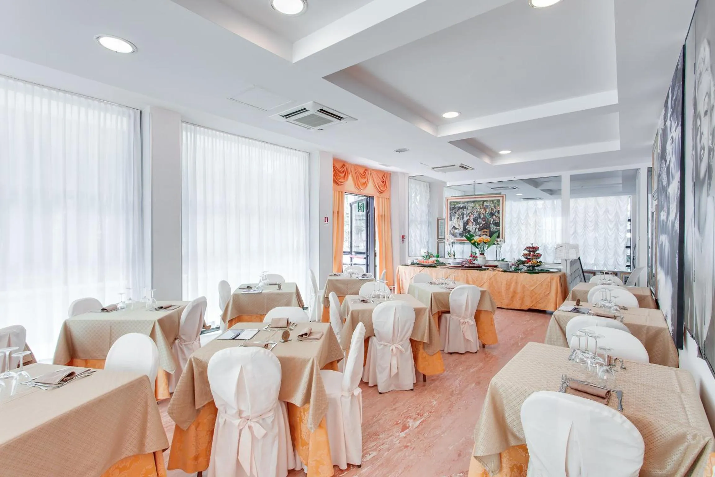 Restaurant/places to eat in Hotel Nadir