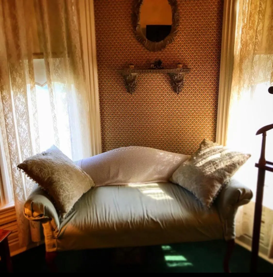 Seating area, Bed in Innisfree Bed & Breakfast