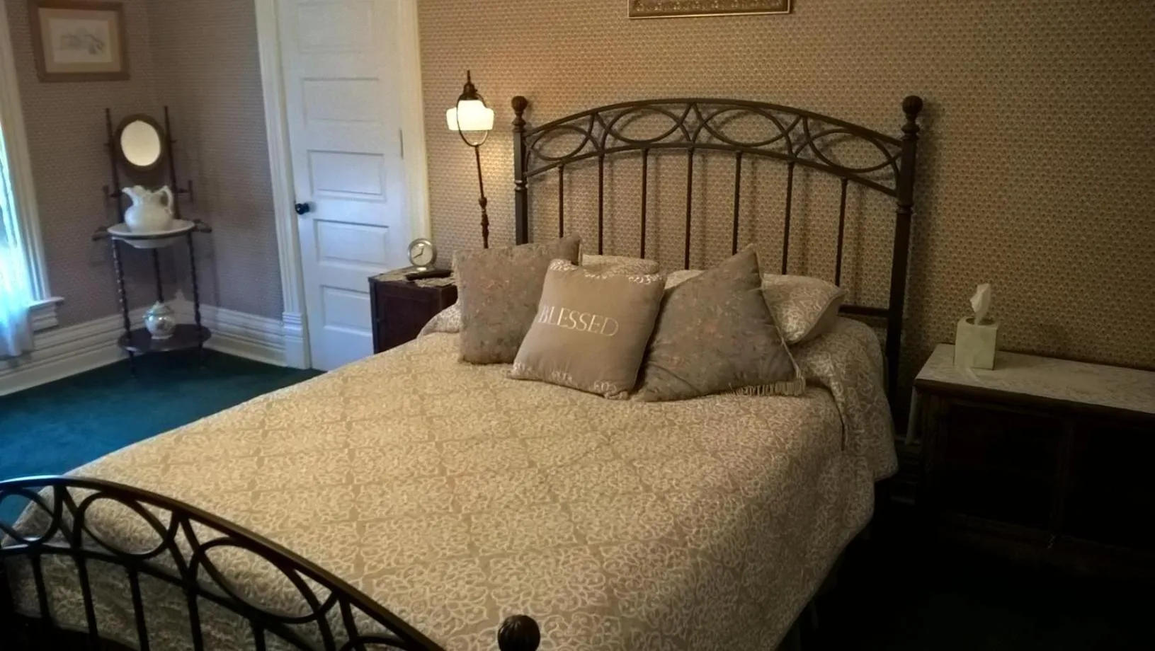 Bed in Innisfree Bed & Breakfast