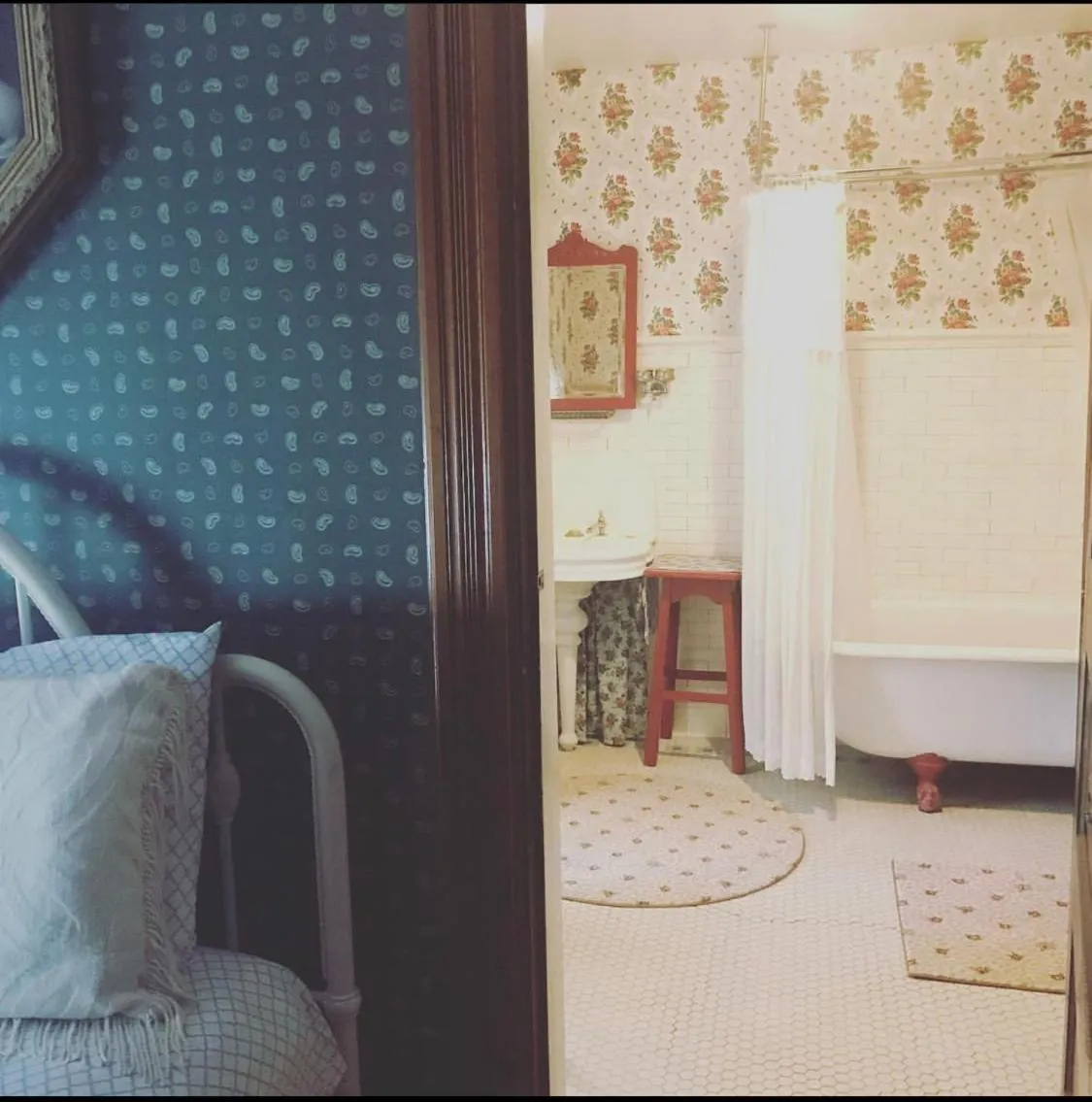 Bathroom, Bed in Innisfree Bed & Breakfast