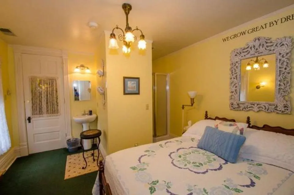 Bed in Innisfree Bed & Breakfast