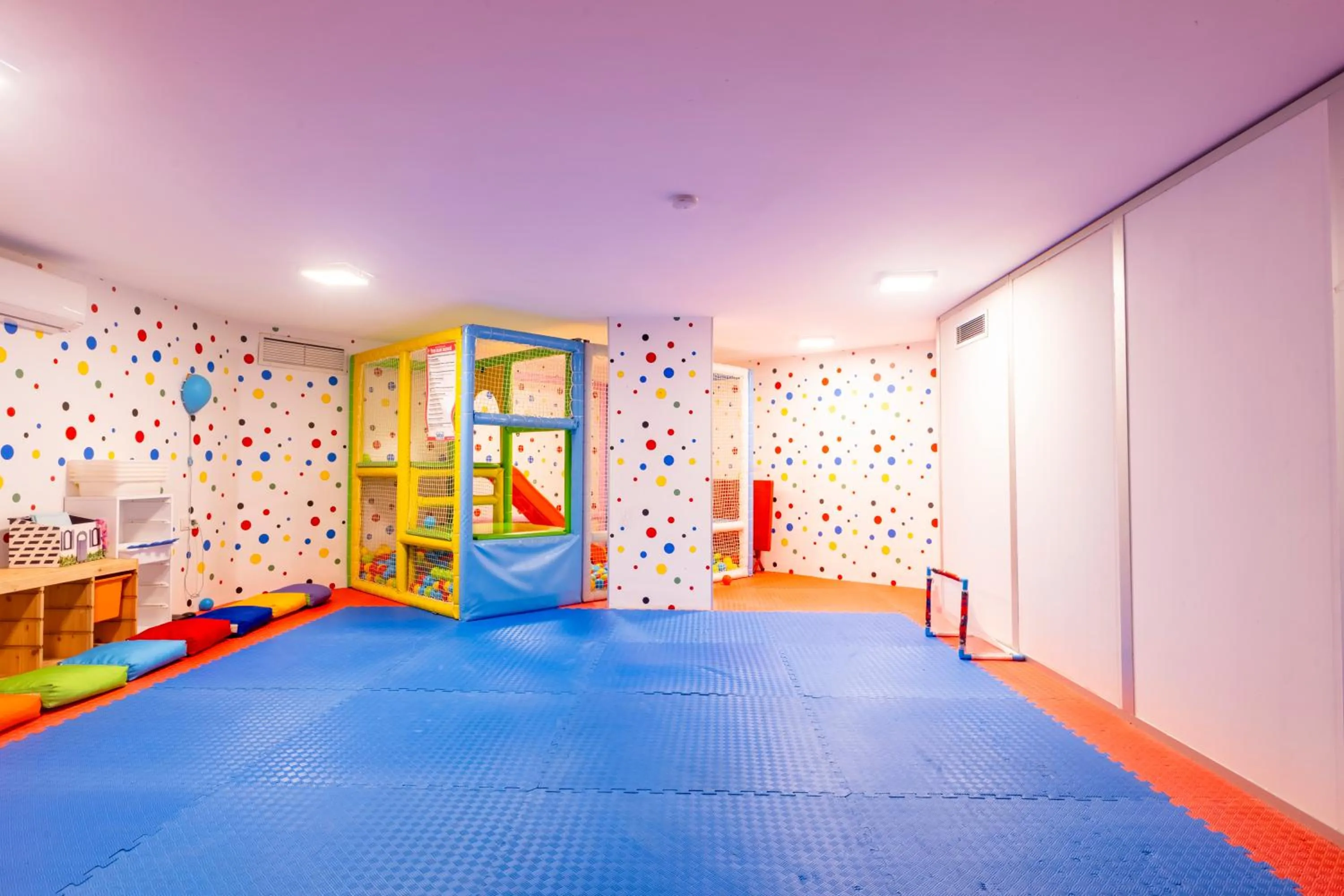 Children play ground, Bed in Motto Premium Hotel&Spa