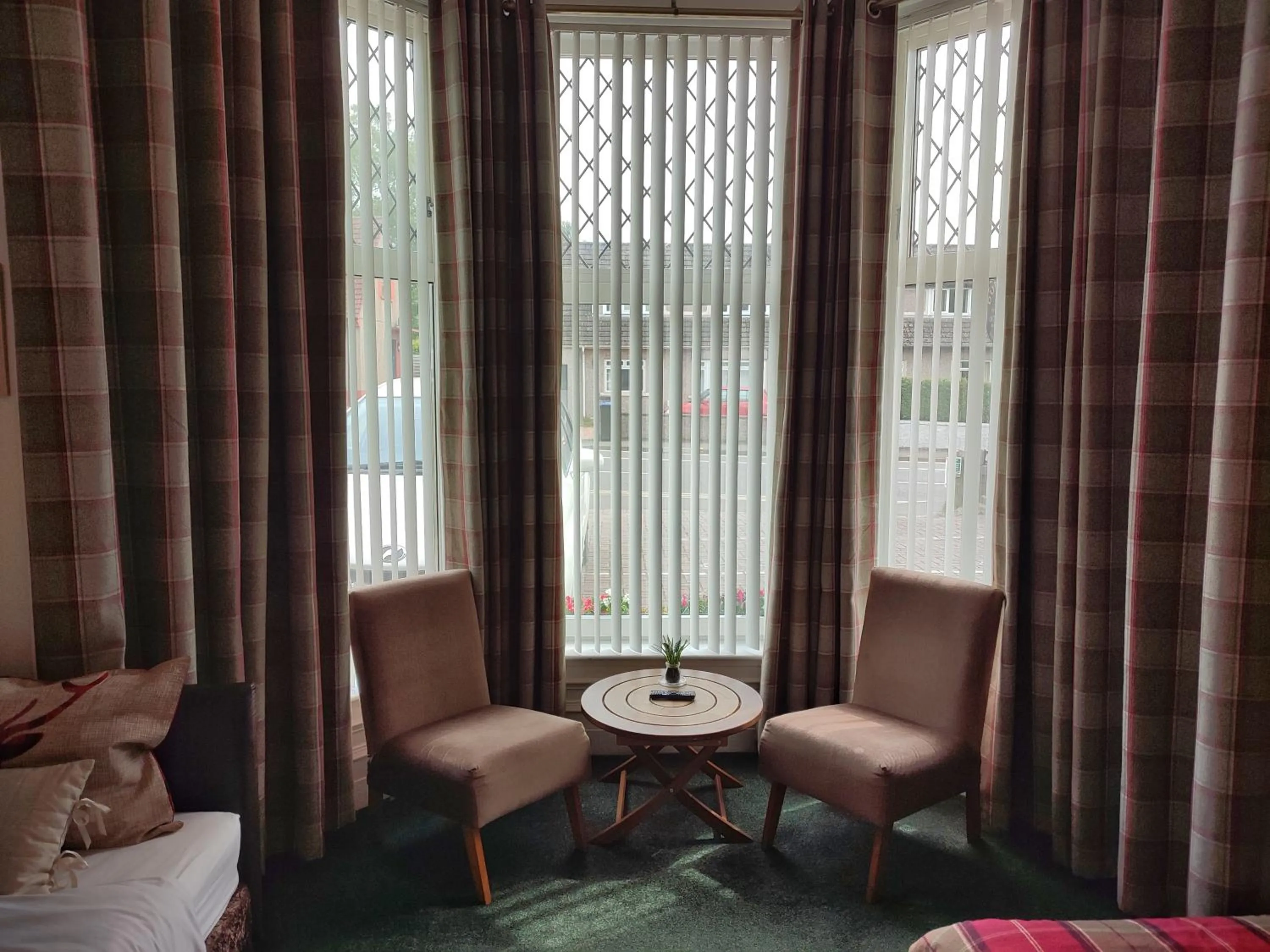 Seating area, Bed in Dunallan Guest House