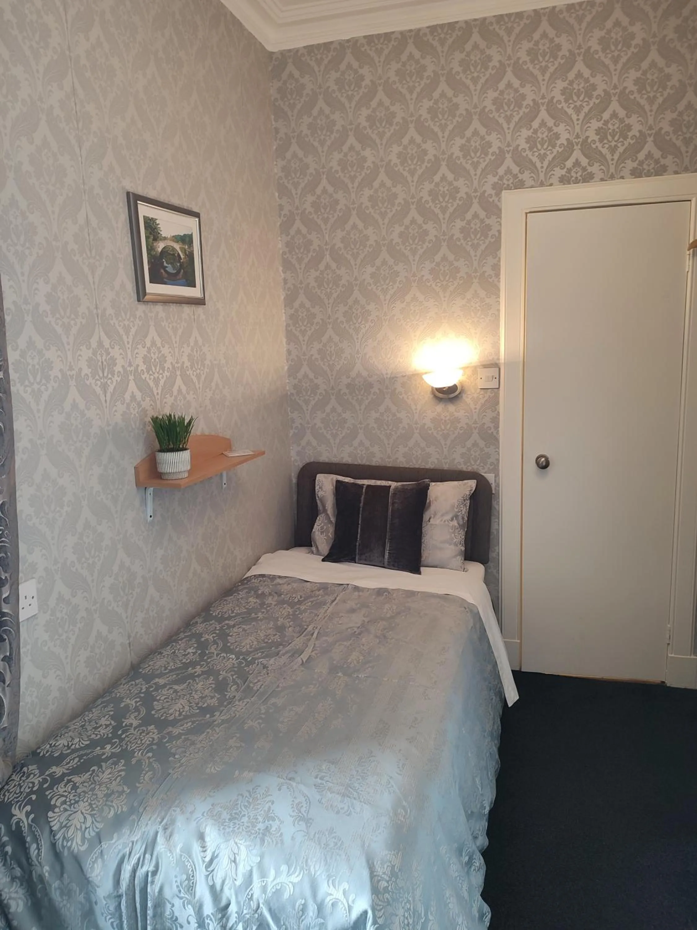 Bed in Dunallan Guest House