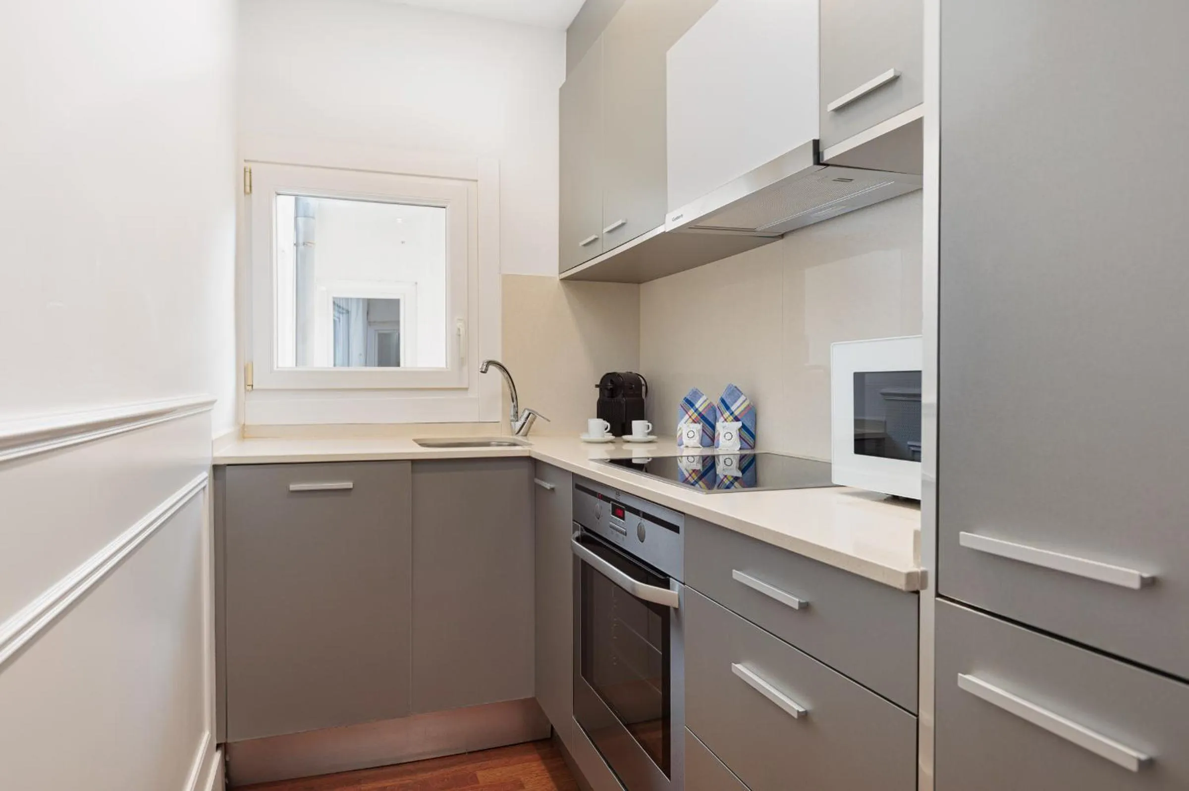 Kitchen or kitchenette in Enjoybcn Dali Apartments