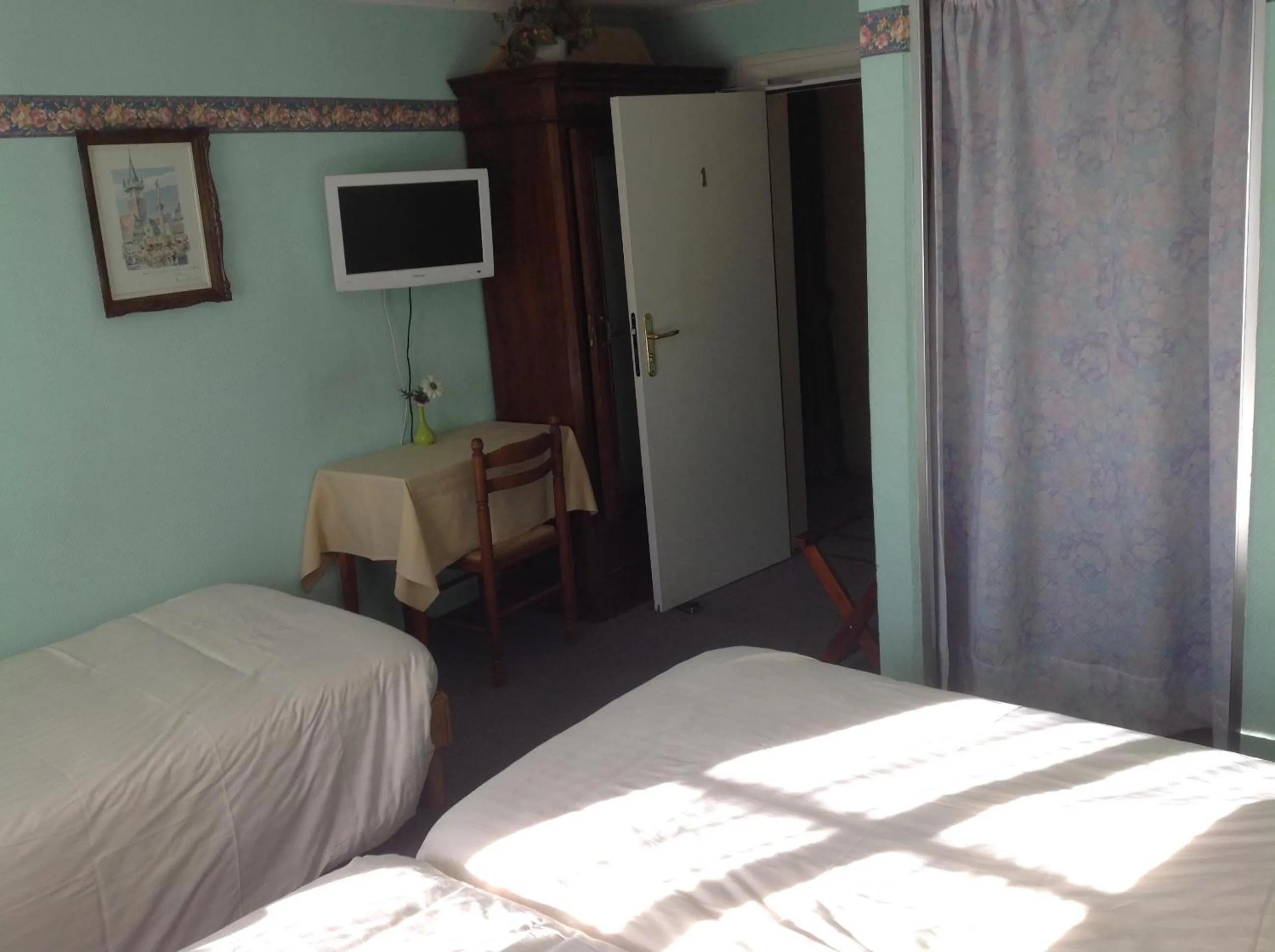 Photo of the whole room, Bed in Hôtel Restaurant Zum Schnogaloch