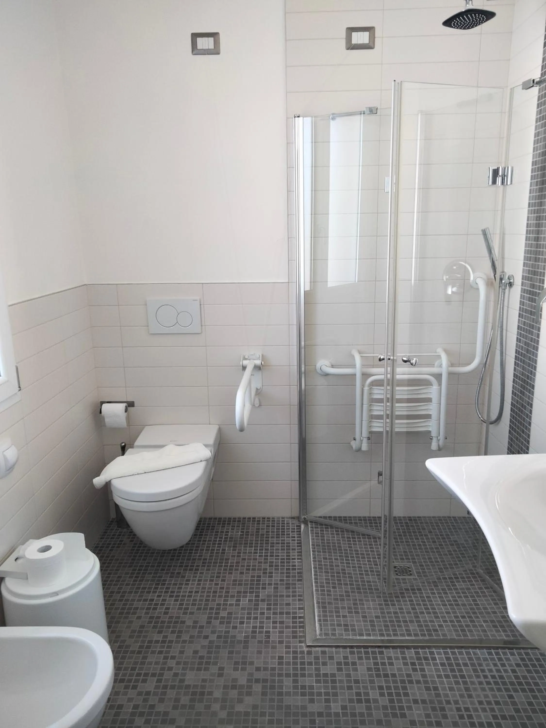 Shower in Albergo Aquila