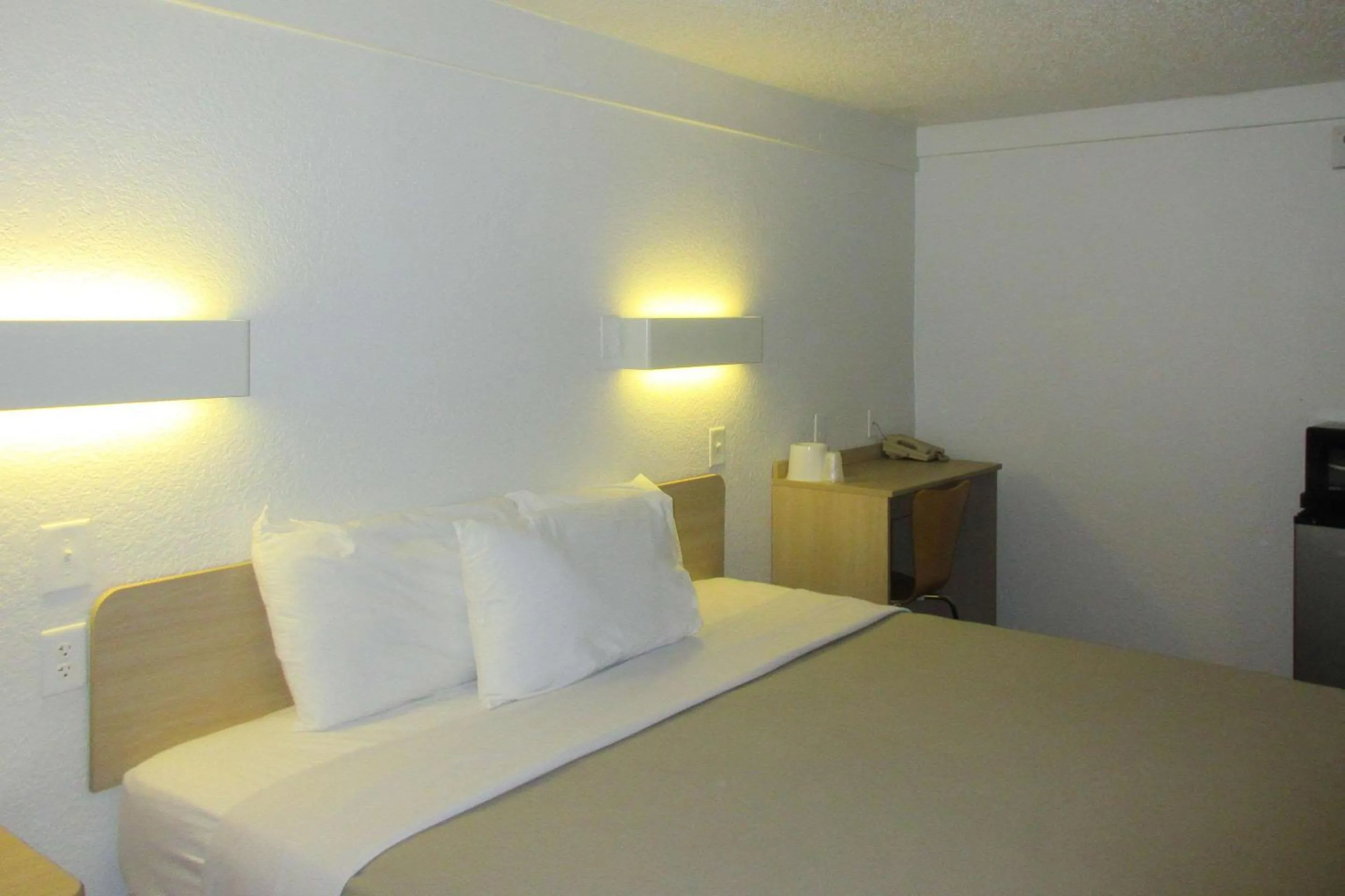 Photo of the whole room, Bed in Rodeway Inn Washington PA