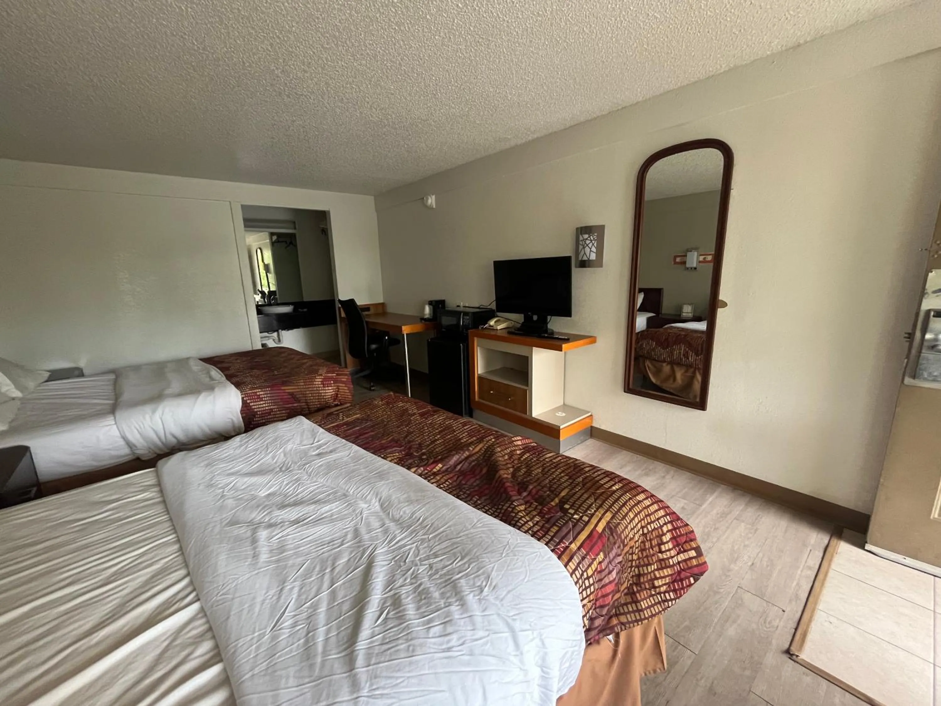 Living room, Bed in Rodeway Inn Washington PA