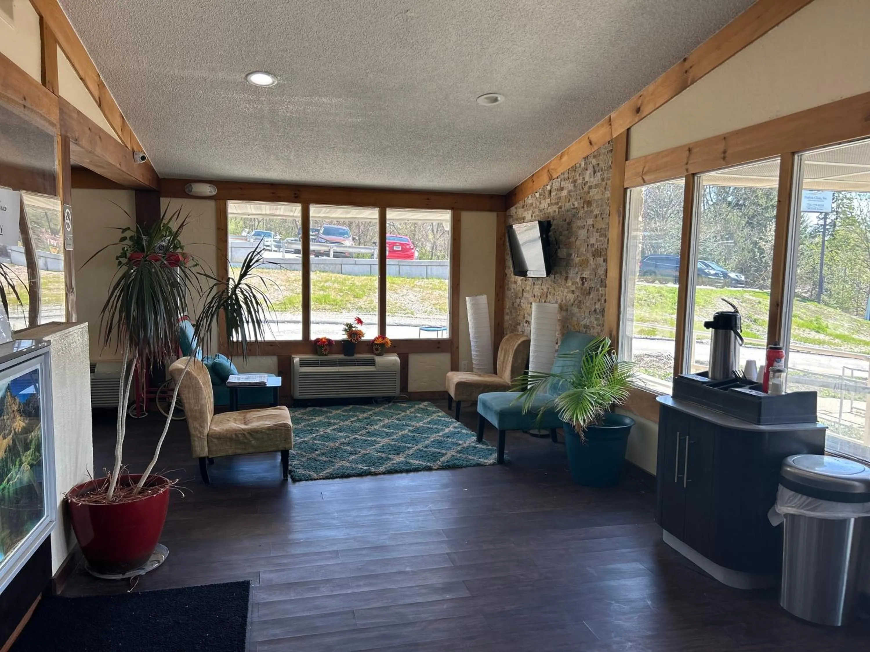 Seating area in Rodeway Inn Washington PA