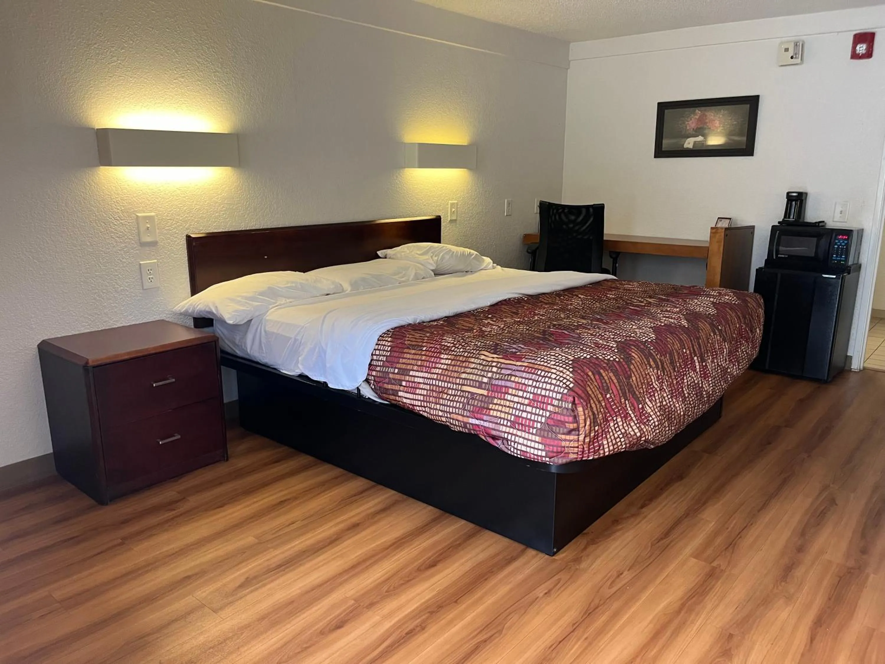 Living room, Bed in Rodeway Inn Washington PA