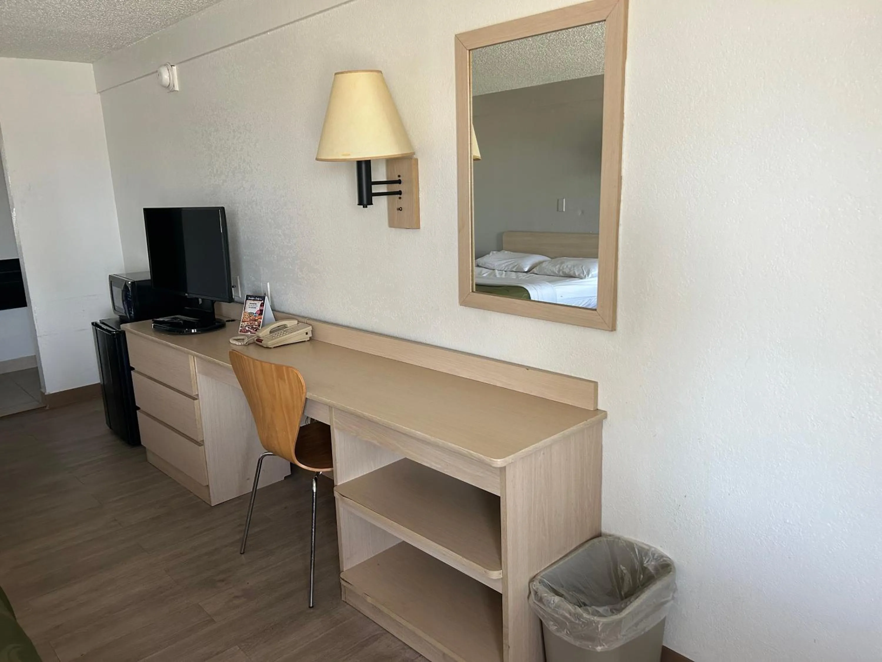 TV and multimedia in Rodeway Inn Washington PA