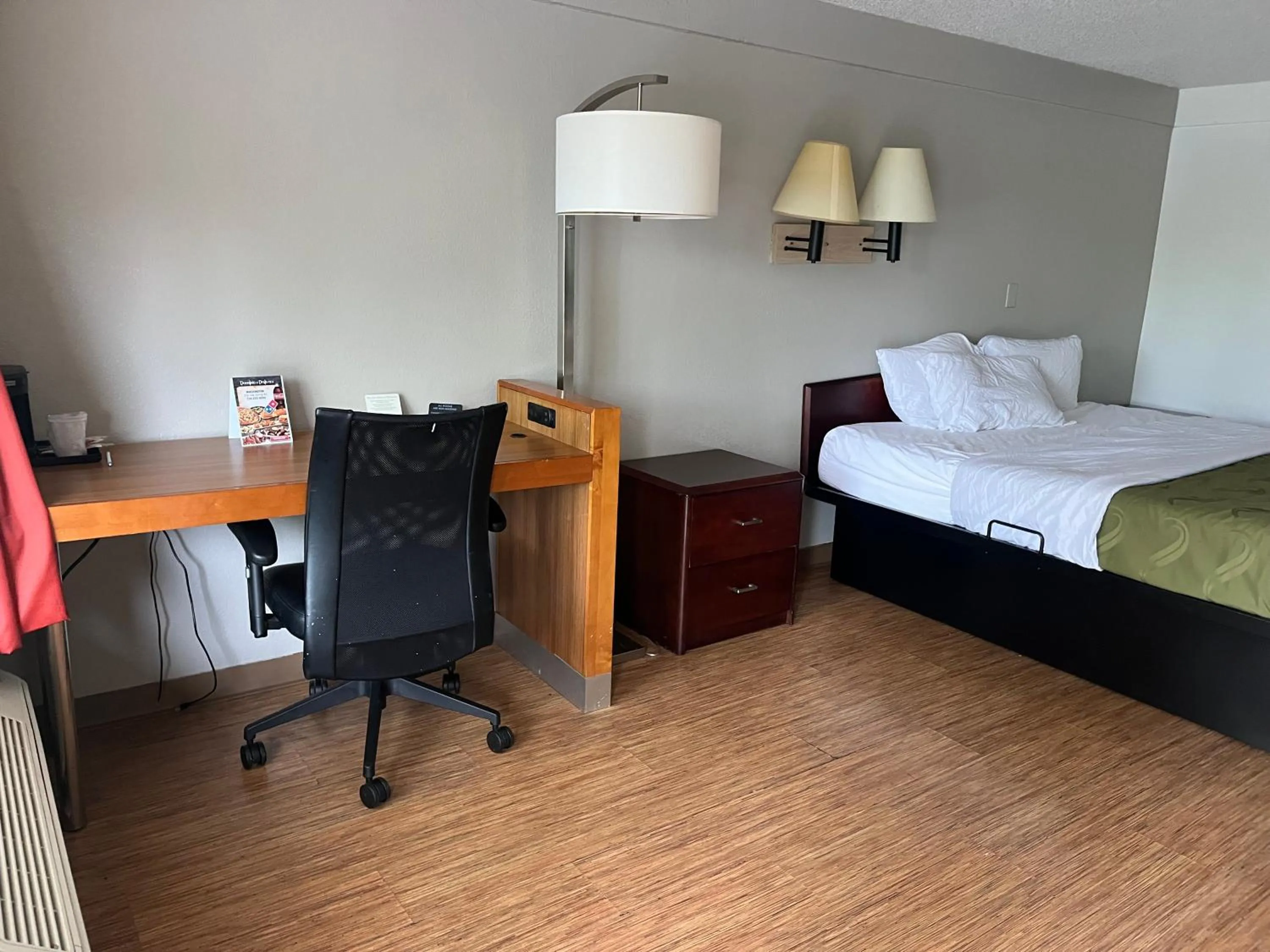 Living room, Bed in Rodeway Inn Washington PA