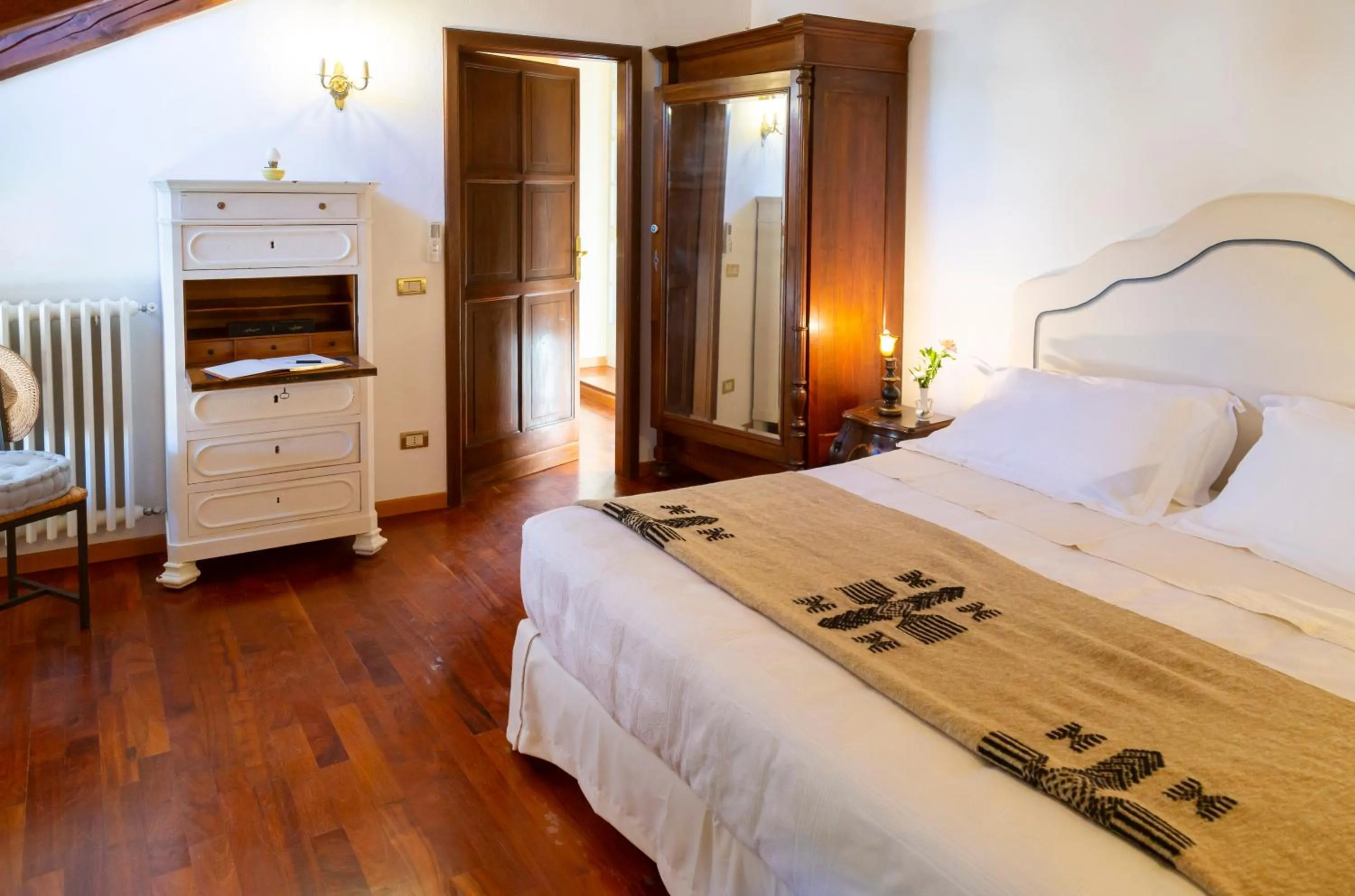 Photo of the whole room, Bed in Palazzo Sismonda