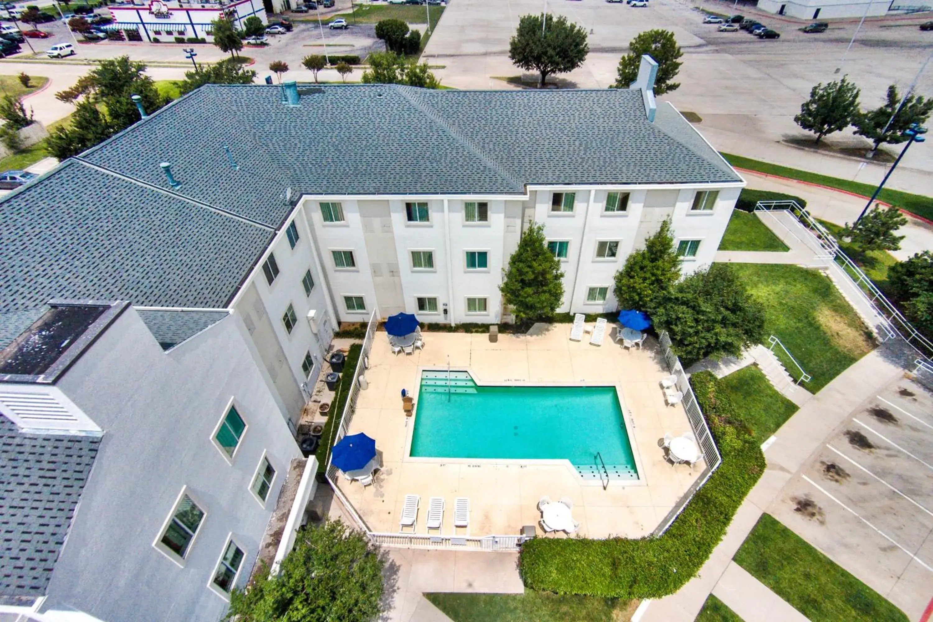 Swimming pool, Bird's-eye View in Motel 6 Lewisville, TX - Dallas