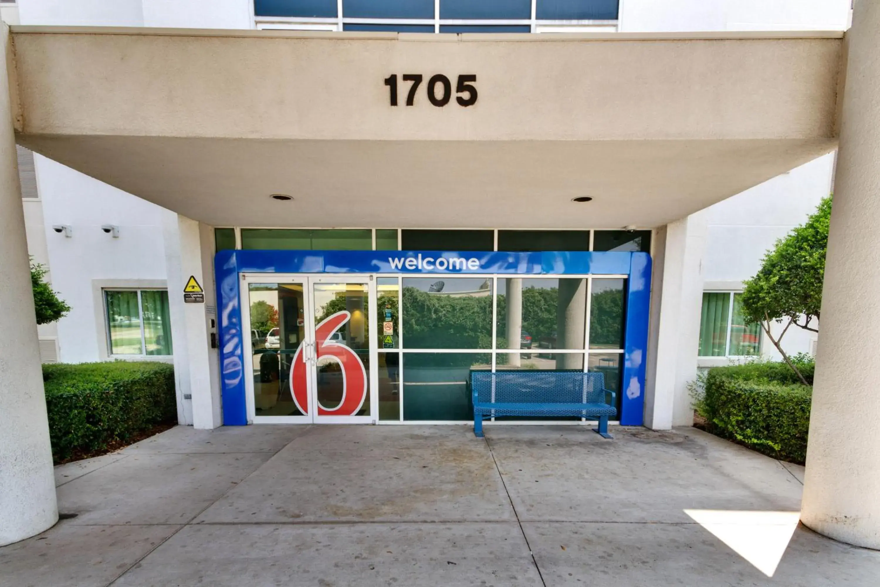 Facade/entrance in Motel 6 Lewisville, TX - Dallas