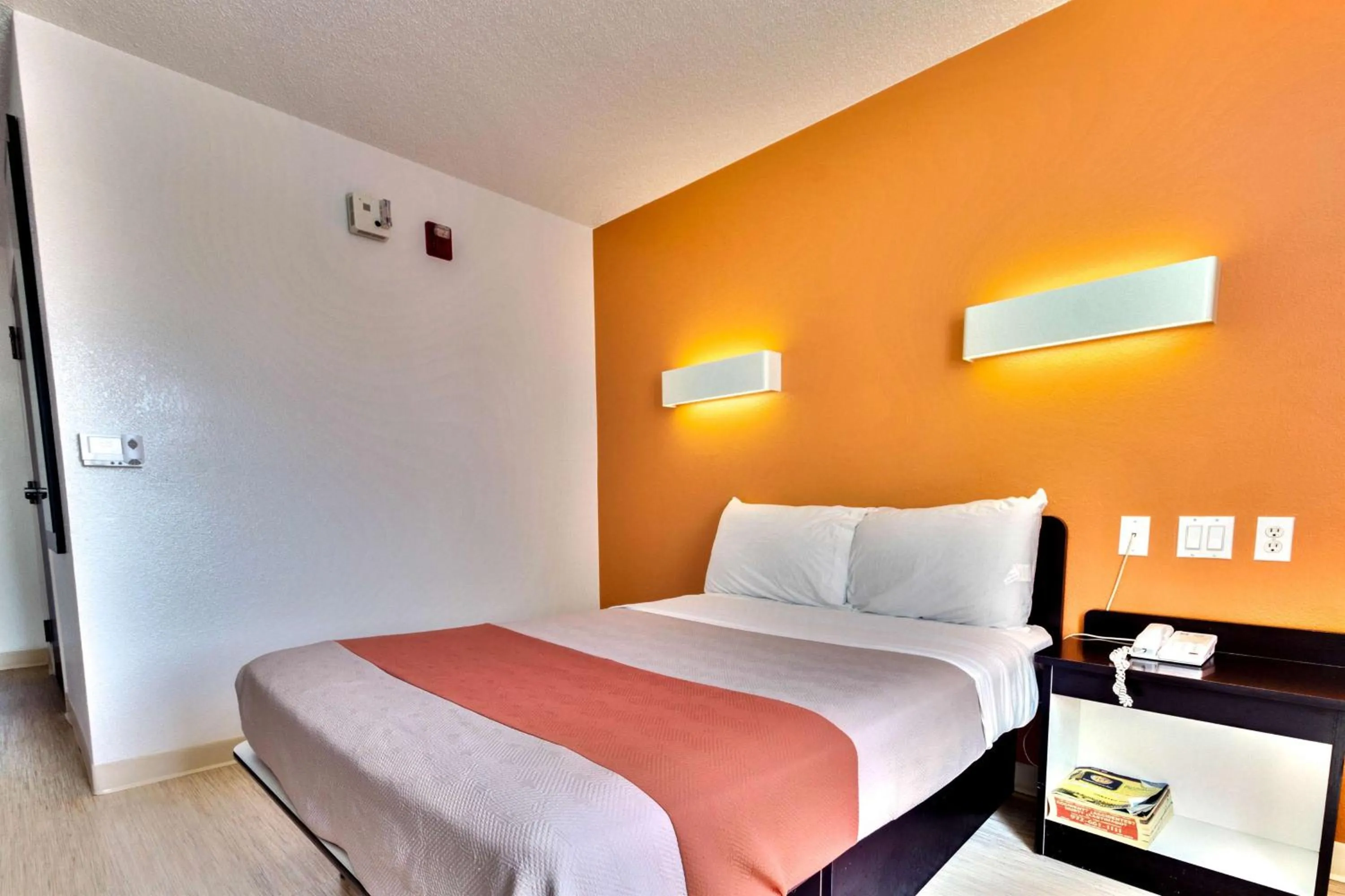 Bedroom, Bed in Motel 6-Lewisville, TX - Dallas