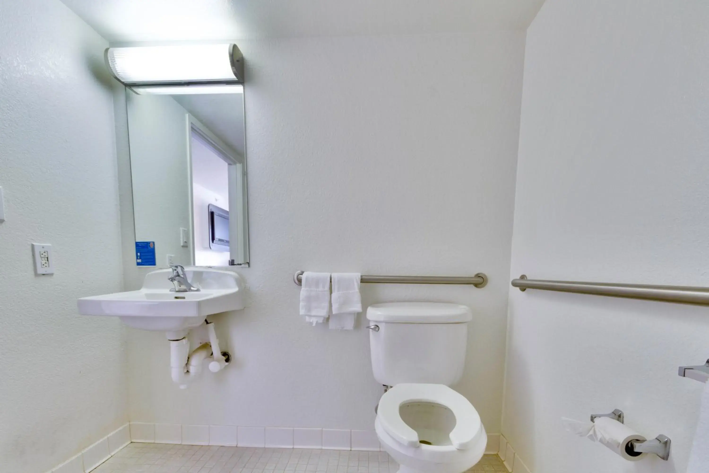 Bathroom in Motel 6 Lewisville, TX - Dallas