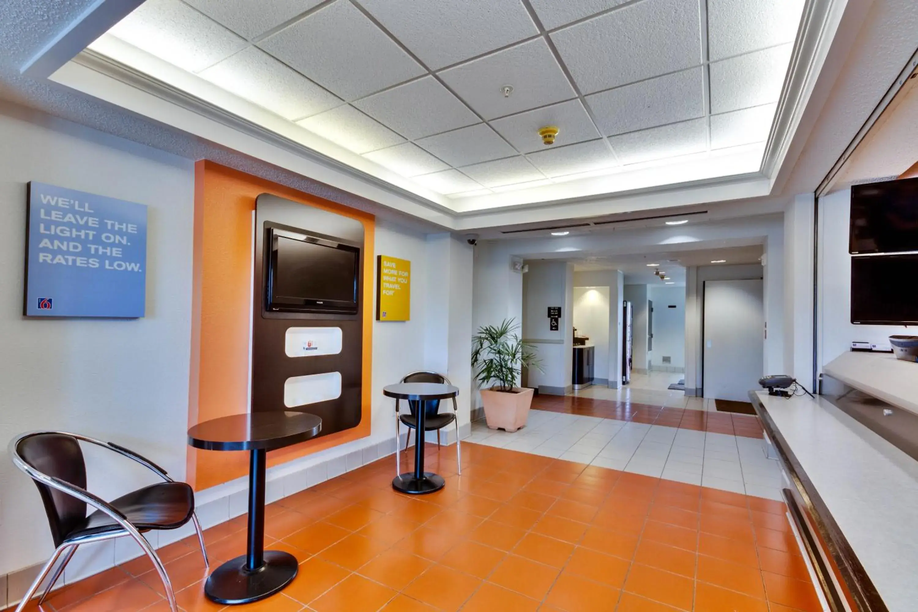 Lobby or reception in Motel 6 Lewisville, TX - Dallas