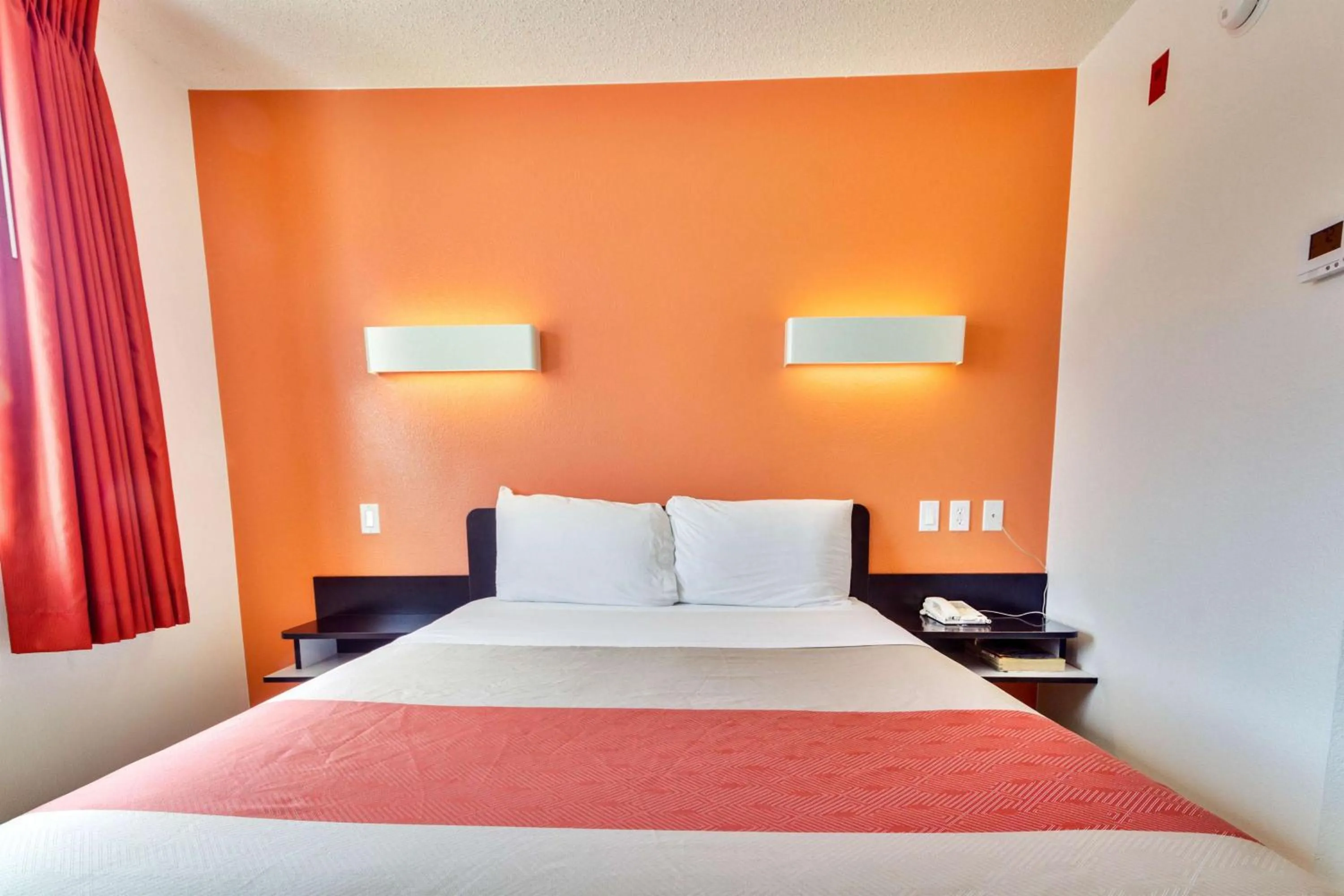 Bedroom, Bed in Motel 6-Lewisville, TX - Dallas