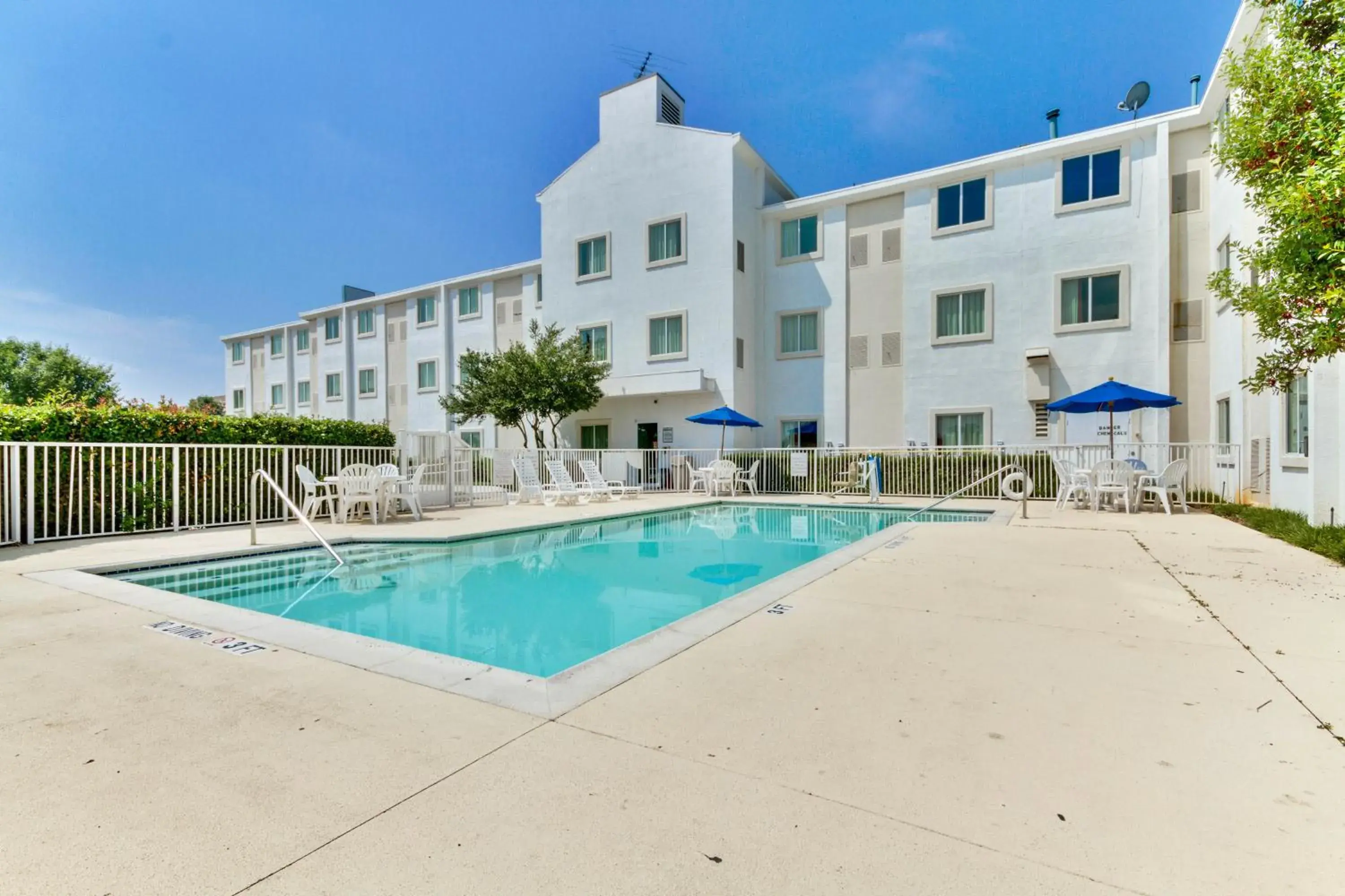Swimming pool, Property Building in Motel 6 Lewisville, TX - Dallas