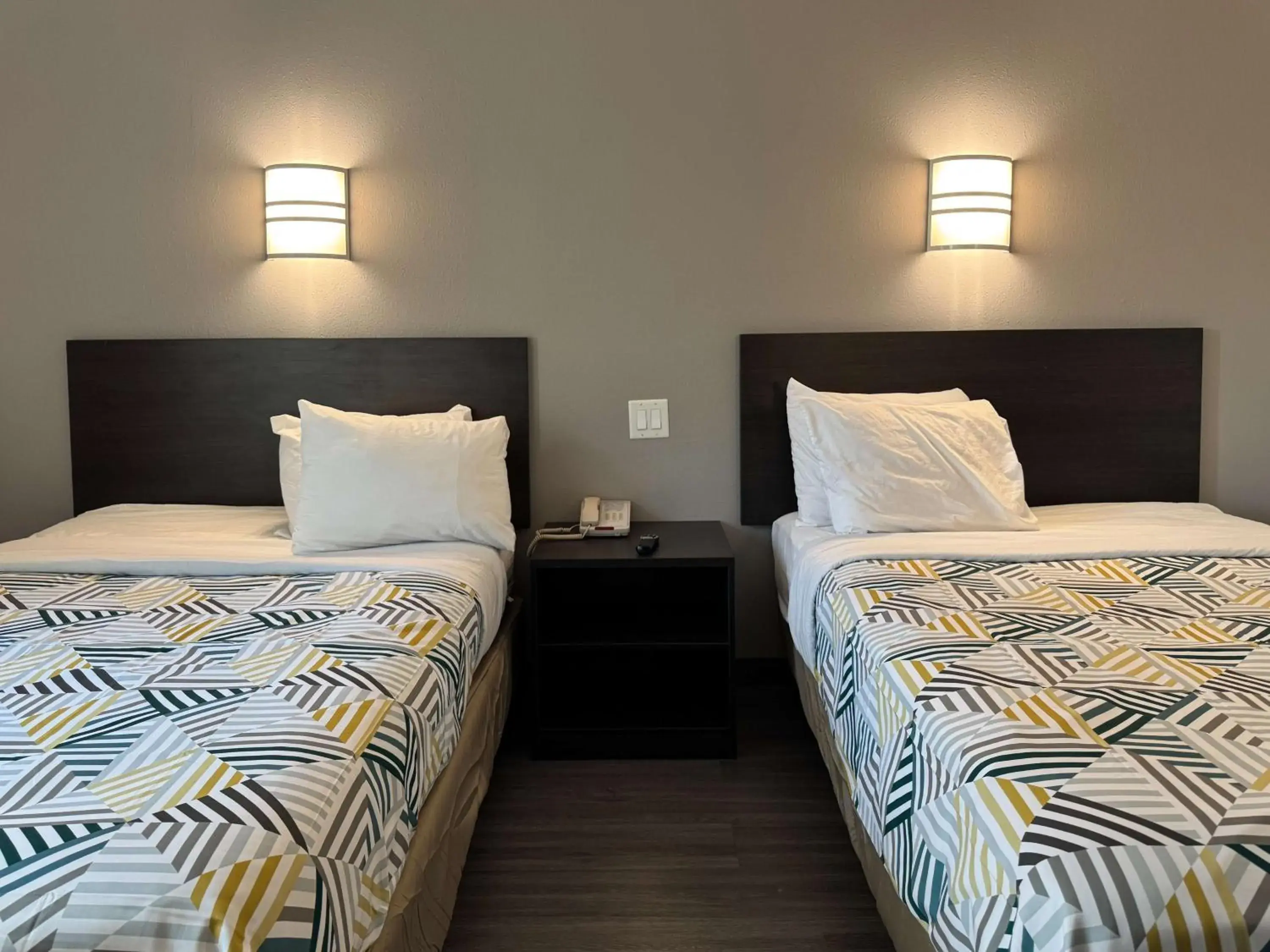 Quadruple Room - single occupancy in Motel 6-Joliet, IL - Chicago - I-55 Quadruple Room - single occupancy in Motel 6-Joliet, IL - Chicago - I-55