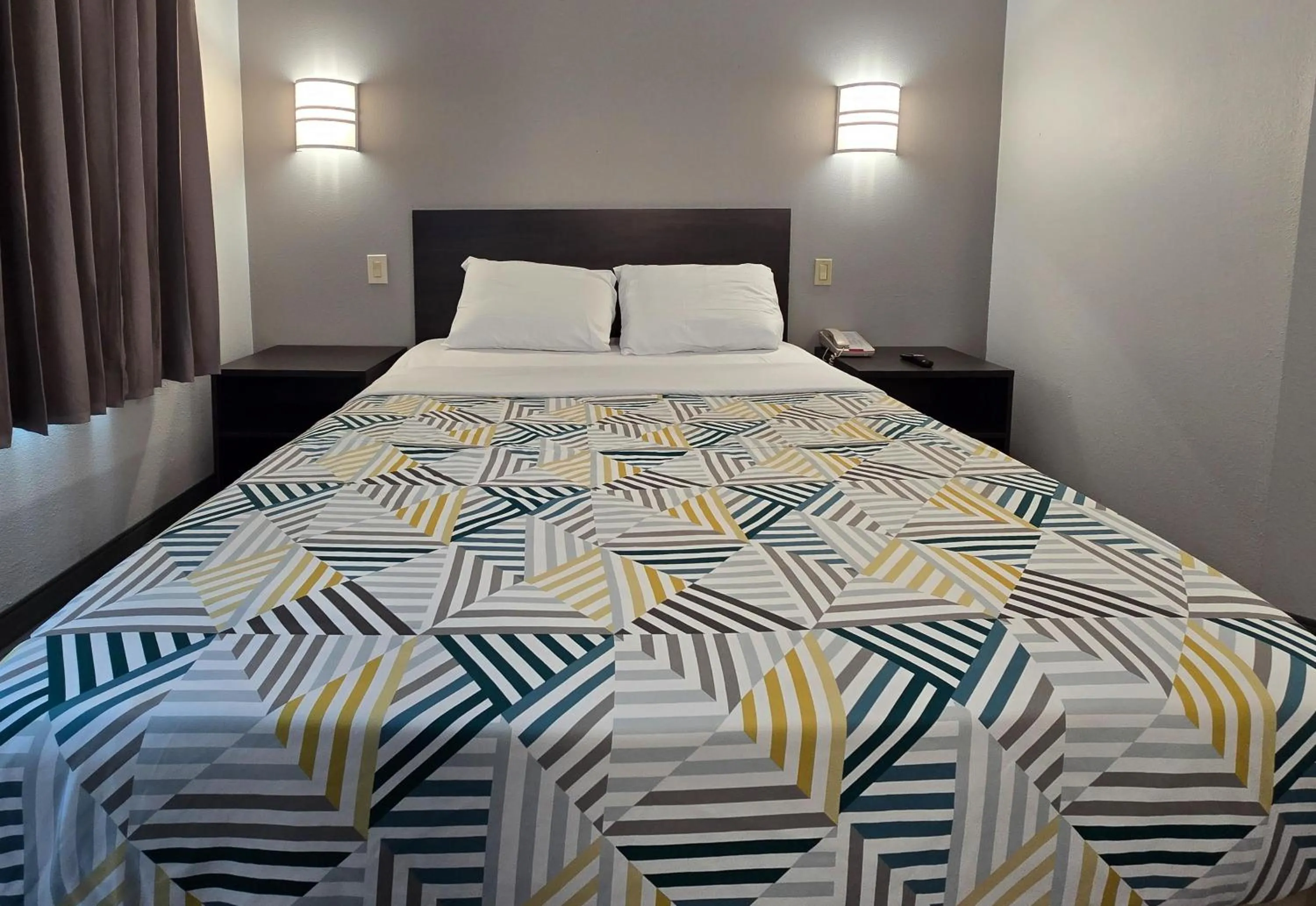 Bedroom, Bed in Motel 6-Joliet, IL - Chicago - I-55