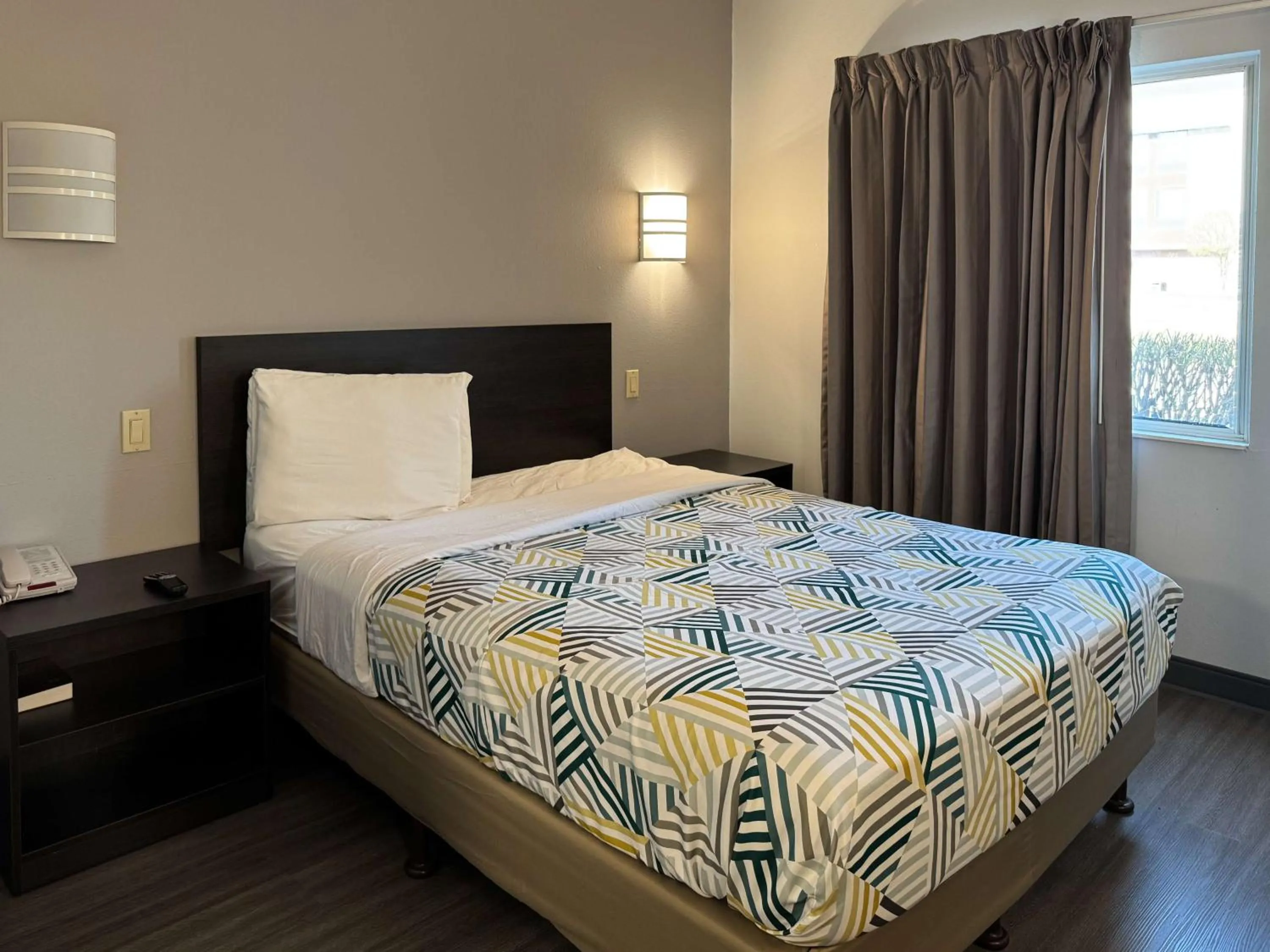 Bedroom, Bed in Motel 6-Joliet, IL - Chicago - I-55