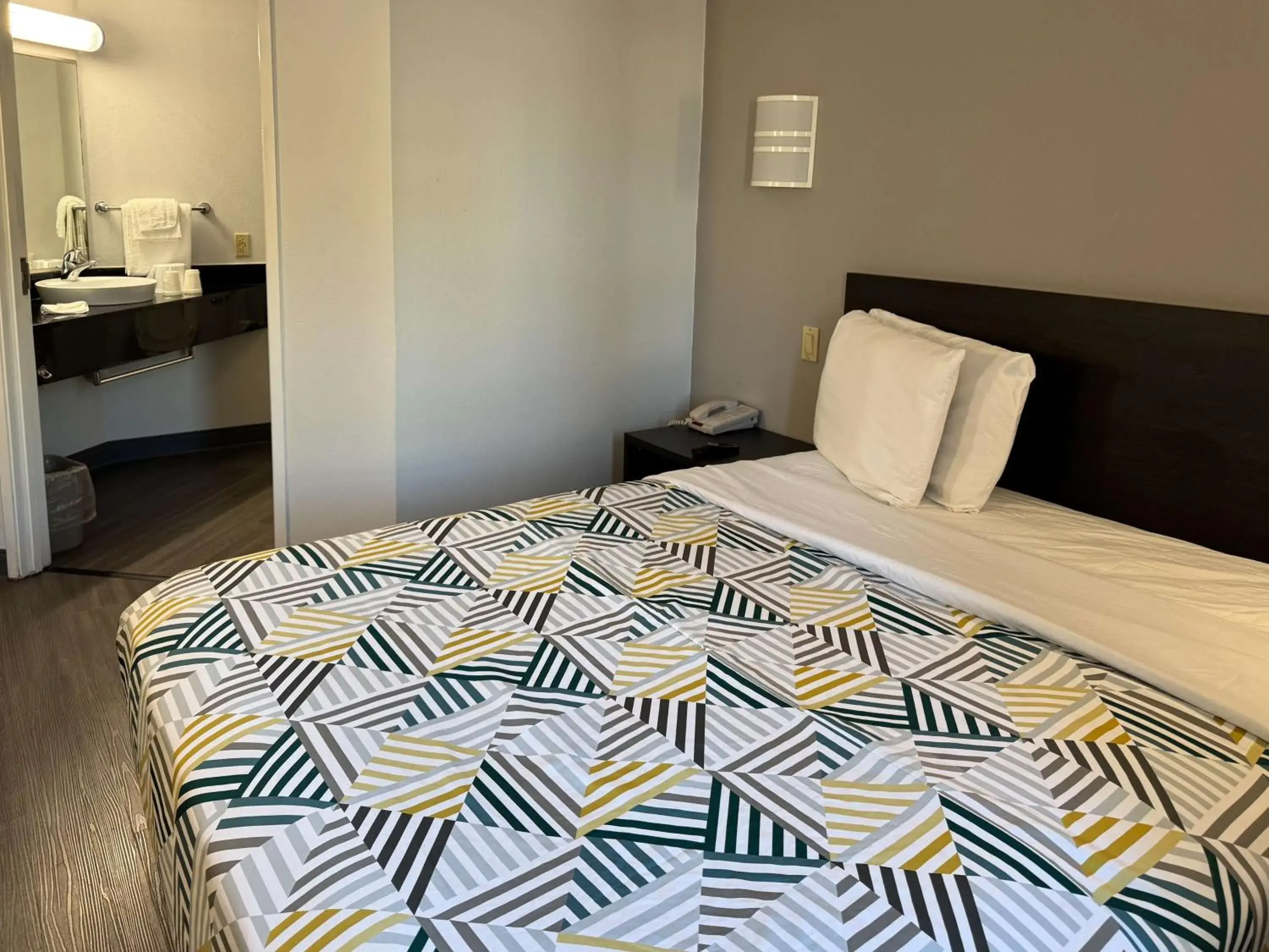 Queen Room - single occupancy - Disability Access in Motel 6-Joliet, IL - Chicago - I-55 Queen Room - single occupancy - Disability Access in Motel 6-Joliet, IL - Chicago - I-55