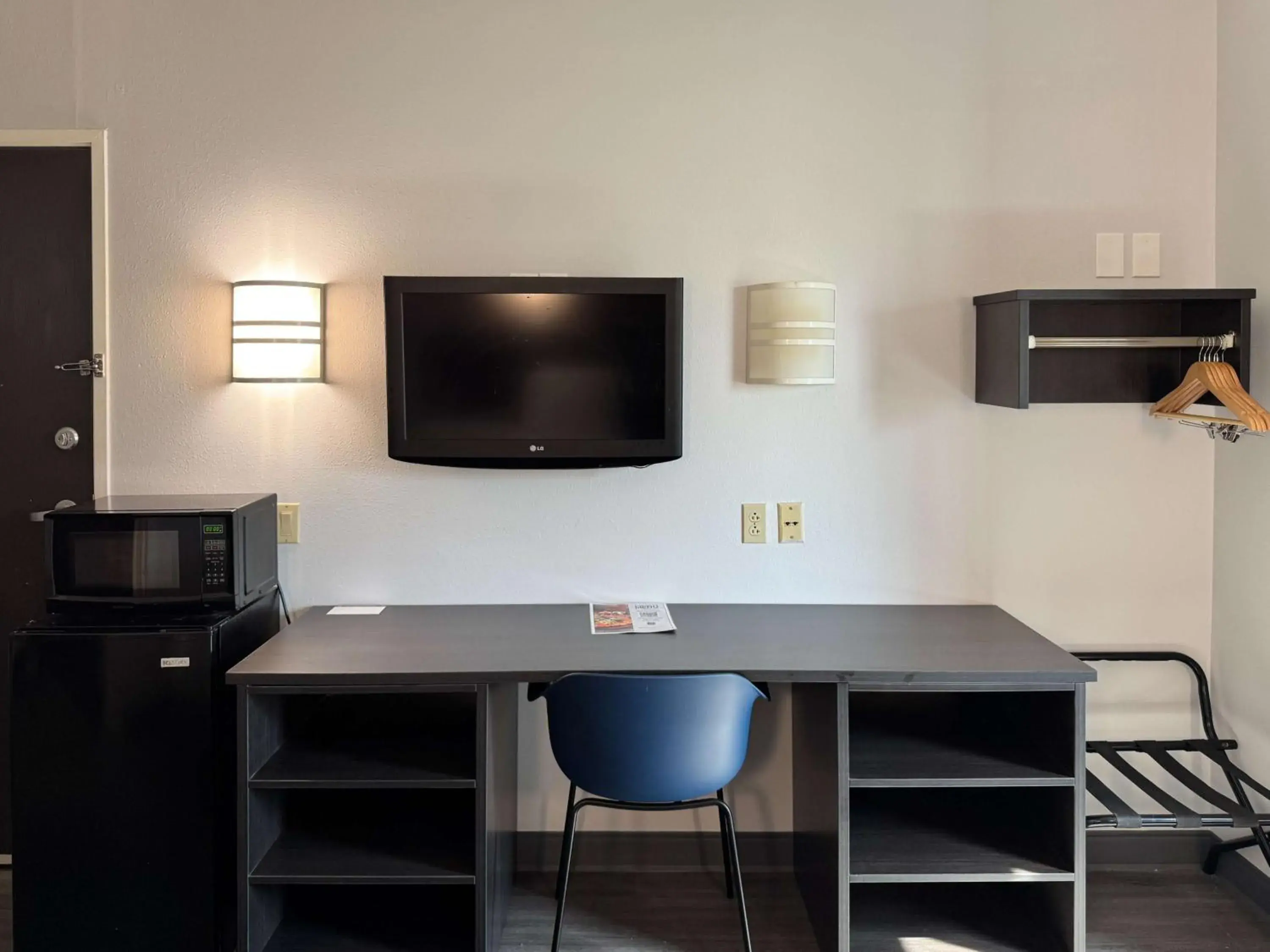 Deluxe Quadruple Room - single occupancy in Motel 6-Joliet, IL - Chicago - I-55 Deluxe Quadruple Room - single occupancy in Motel 6-Joliet, IL - Chicago - I-55