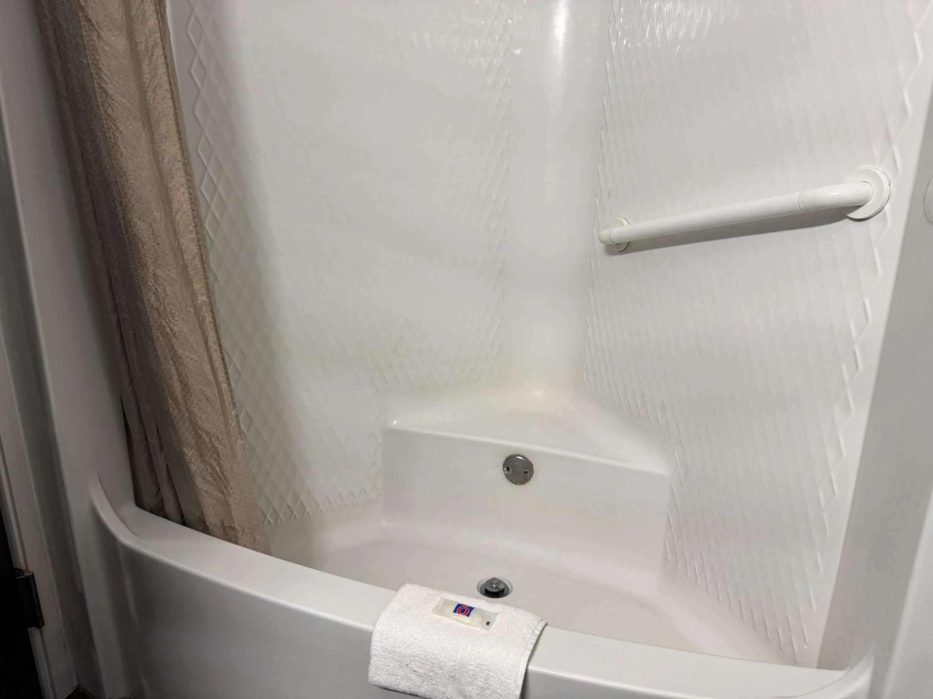 Bathroom in Motel 6-Joliet, IL - Chicago - I-55