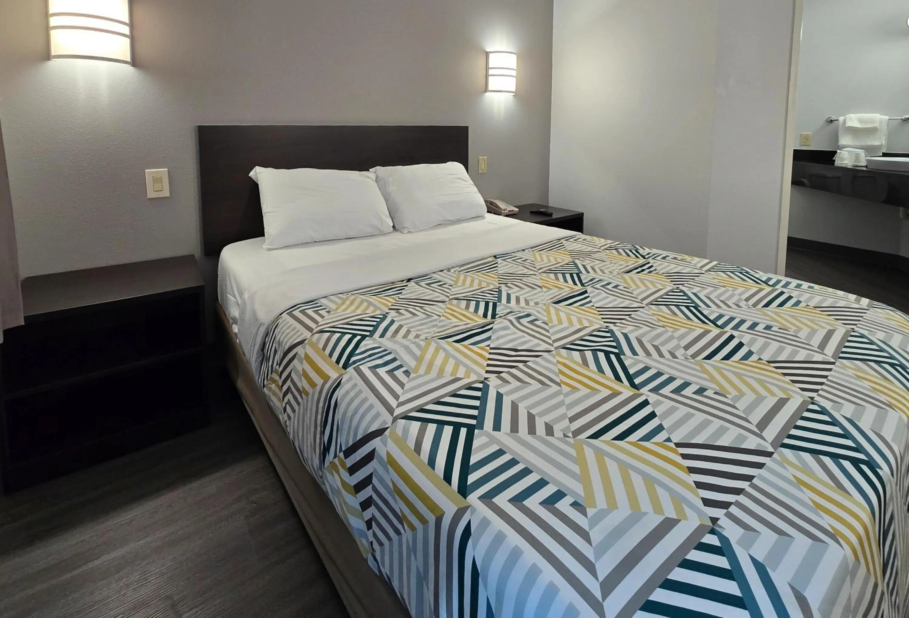 Bedroom, Bed in Motel 6-Joliet, IL - Chicago - I-55