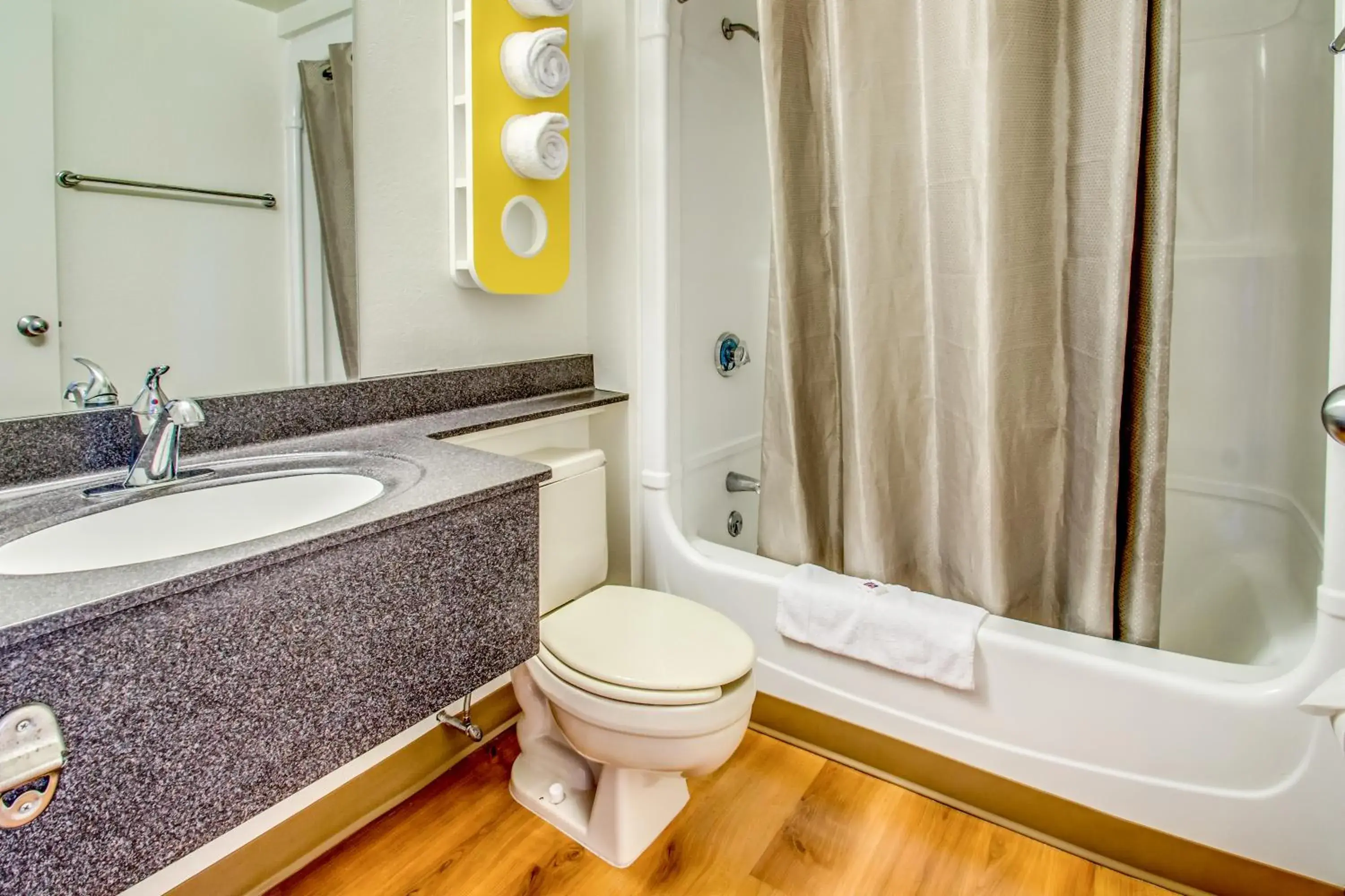 Queen Room with Two Queen Beds - Non-Smoking in Motel 6-Amherst, NY - Buffalo Queen Room with Two Queen Beds - Non-Smoking in Motel 6-Amherst, NY - Buffalo