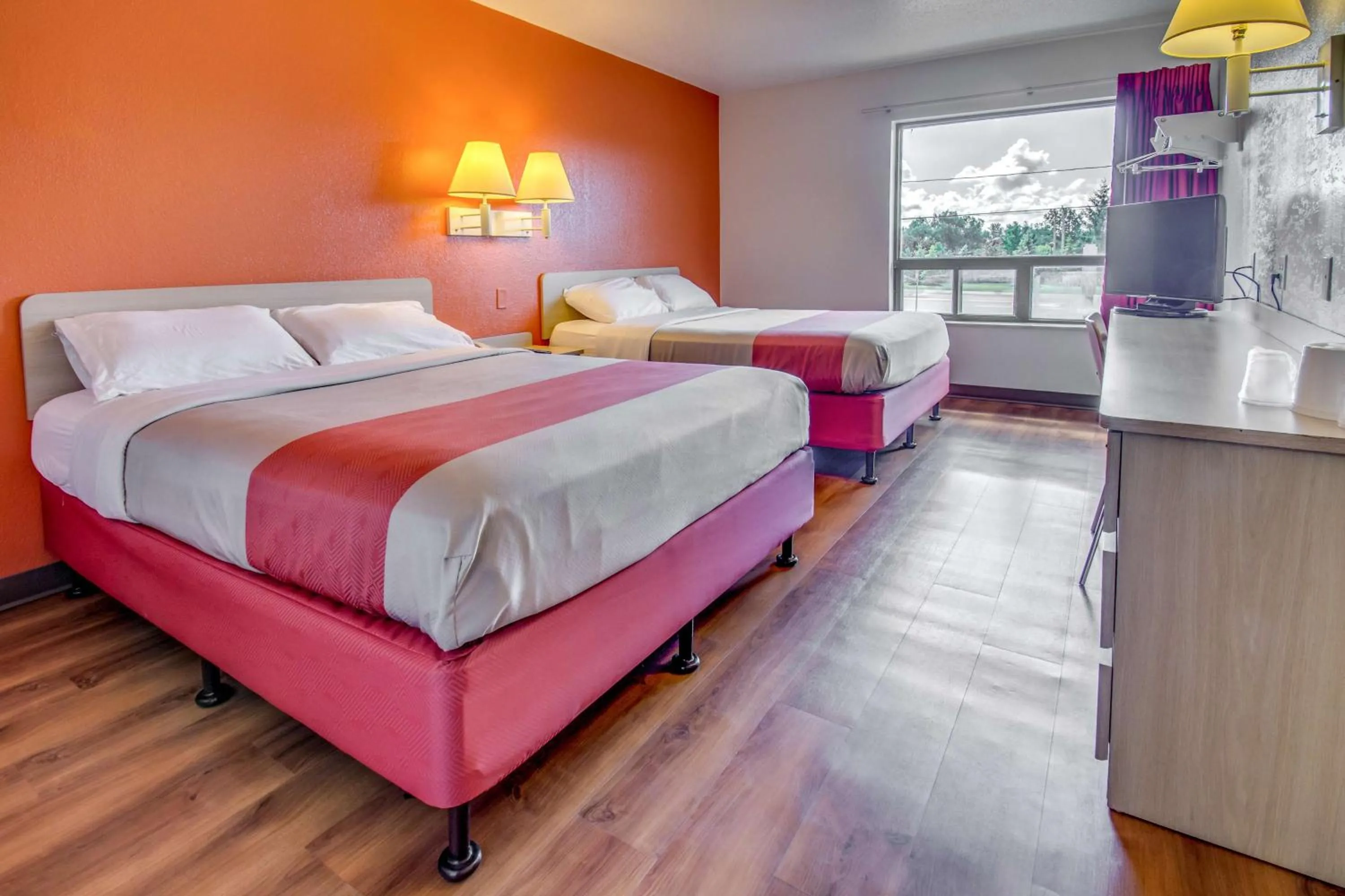 TV and multimedia, Bed in Motel 6-Amherst, NY - Buffalo