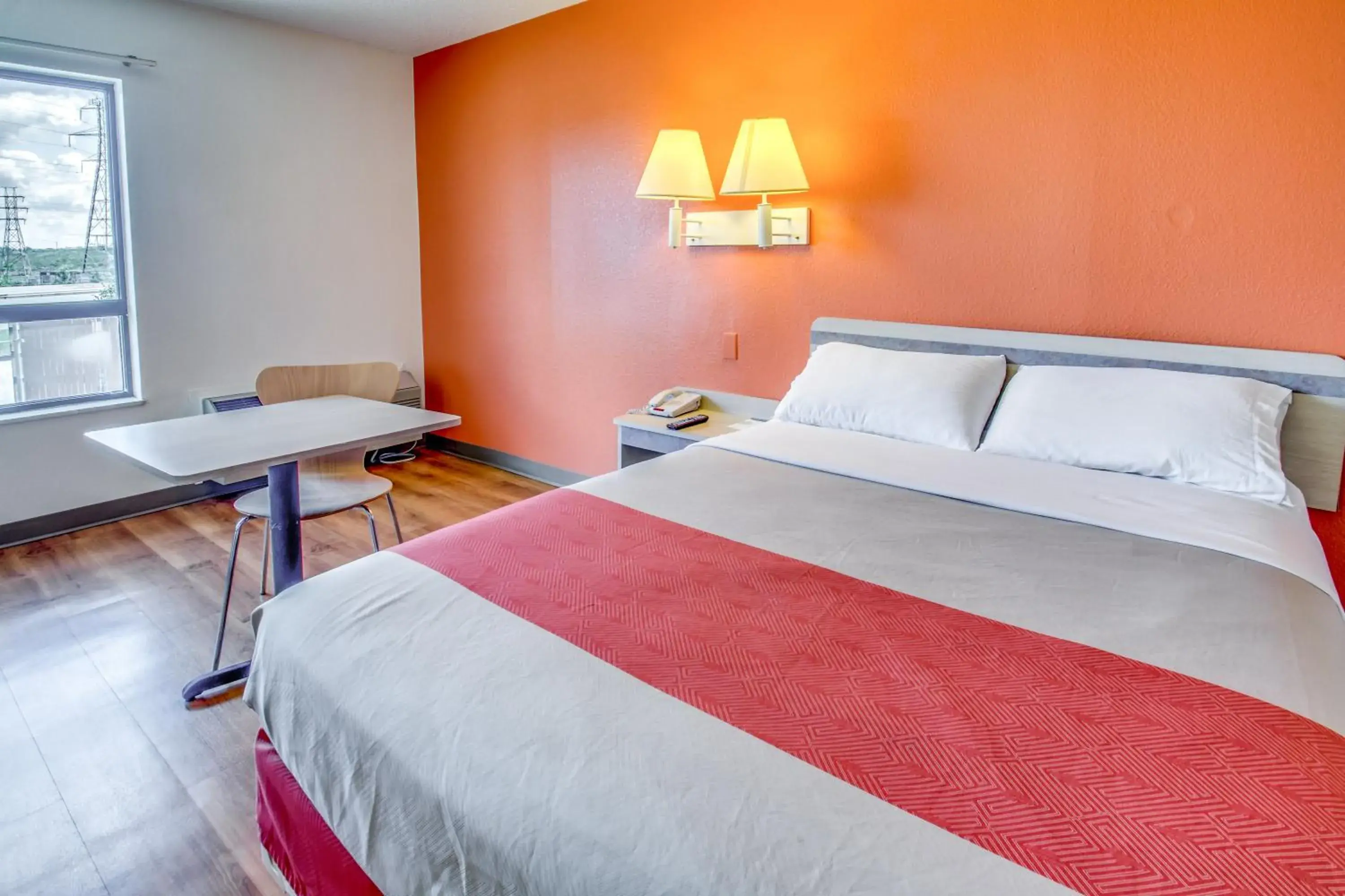 Deluxe Queen Room - Non-Smoking in Motel 6-Amherst, NY - Buffalo Deluxe Queen Room - Non-Smoking in Motel 6-Amherst, NY - Buffalo