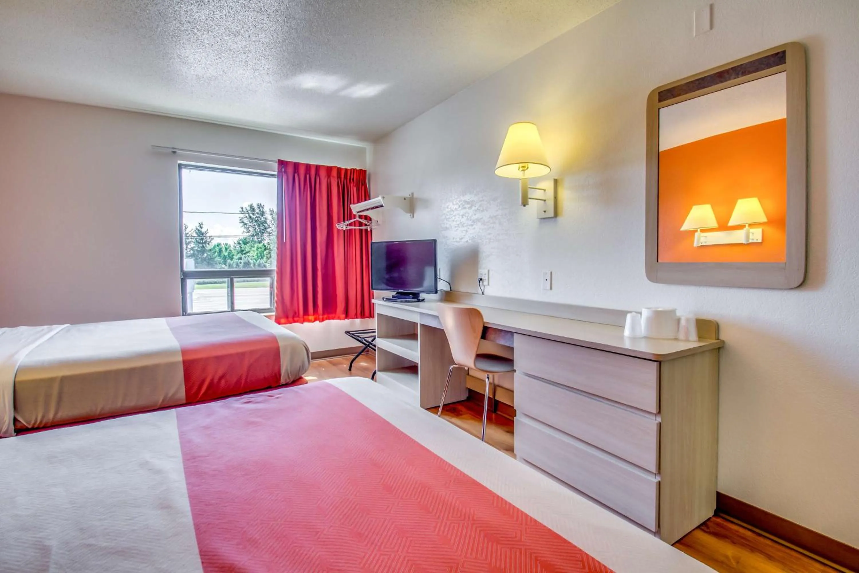 TV and multimedia, Bed in Motel 6-Amherst, NY - Buffalo