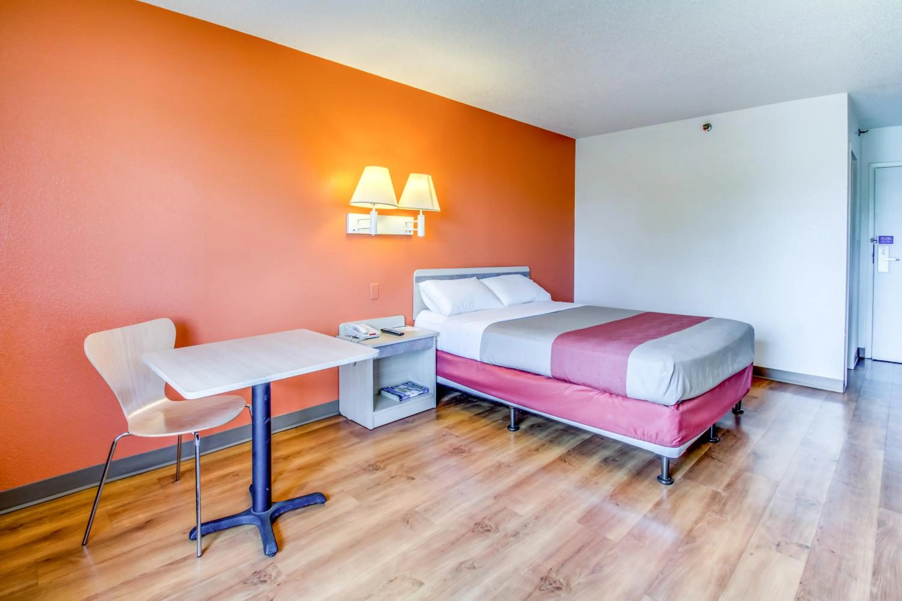 Photo of the whole room, Bed in Motel 6-Amherst, NY - Buffalo