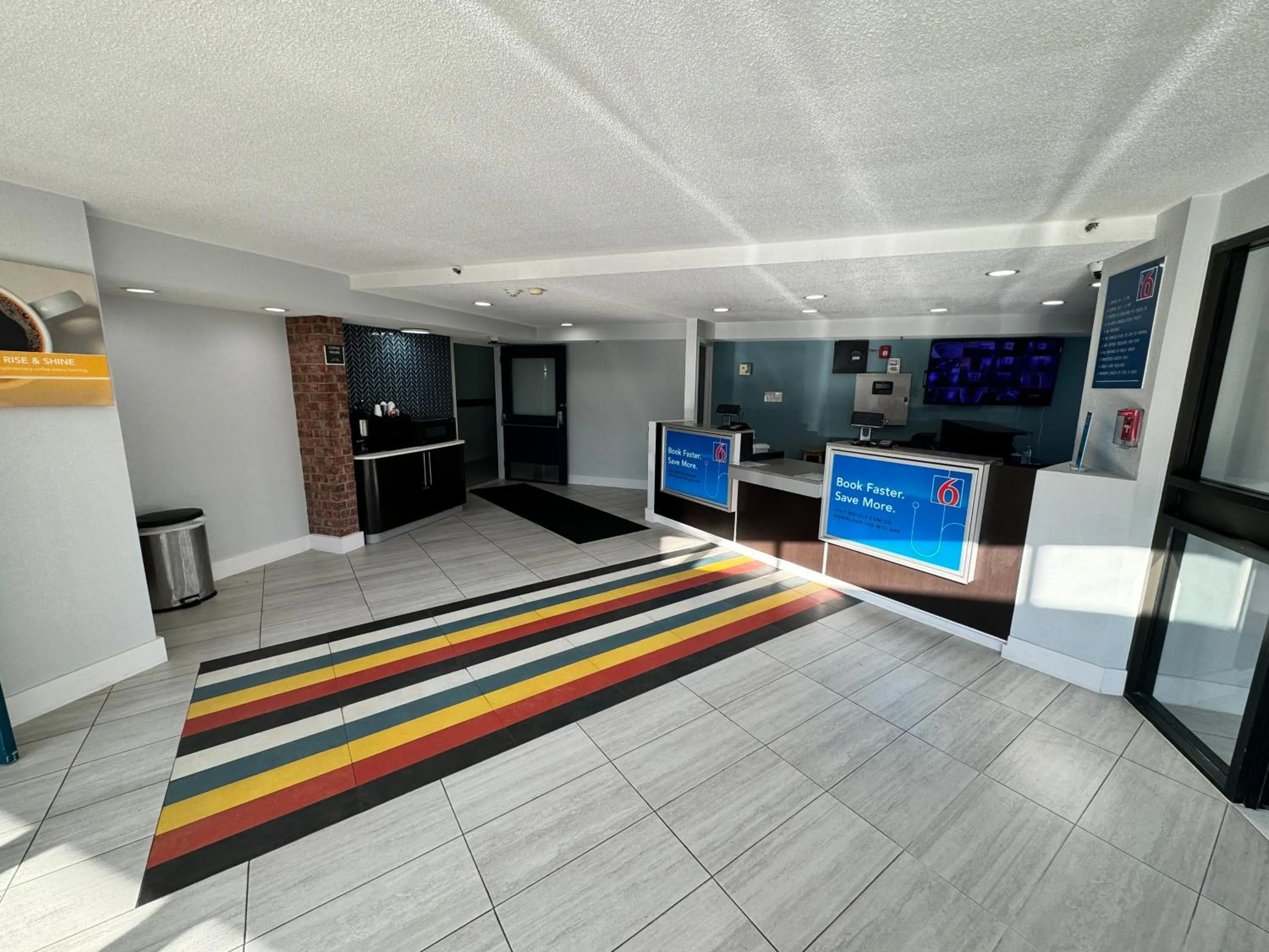Lobby or reception in Motel 6 East Syracuse, NY - Airport