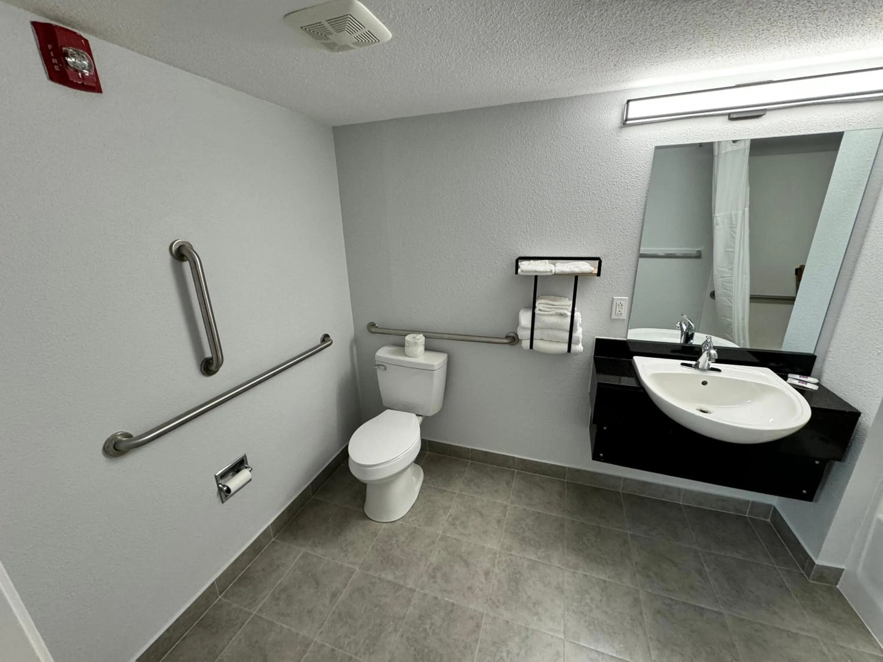 Bathroom in Motel 6 East Syracuse, NY - Airport