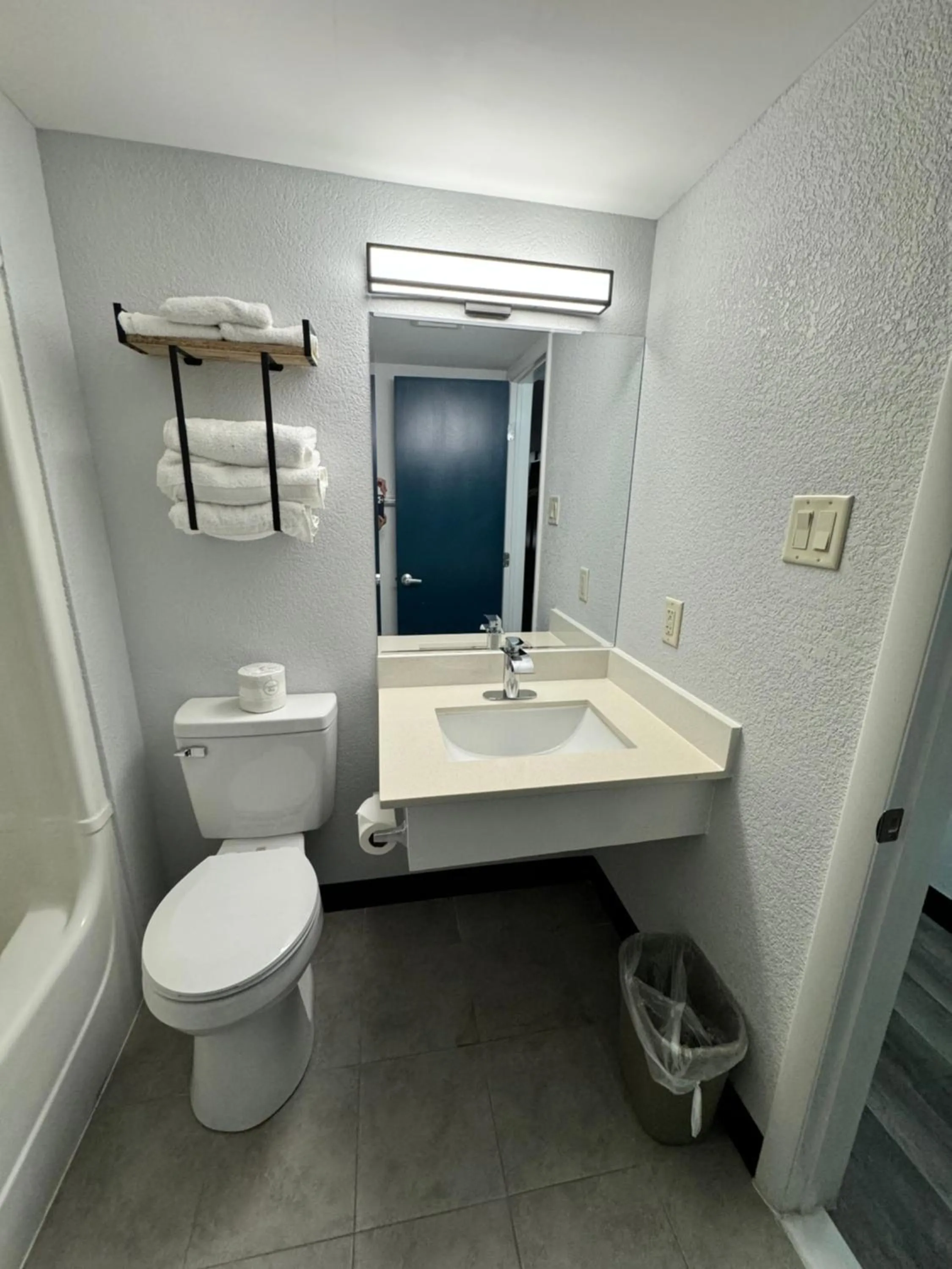 Bathroom in Motel 6 East Syracuse, NY - Airport