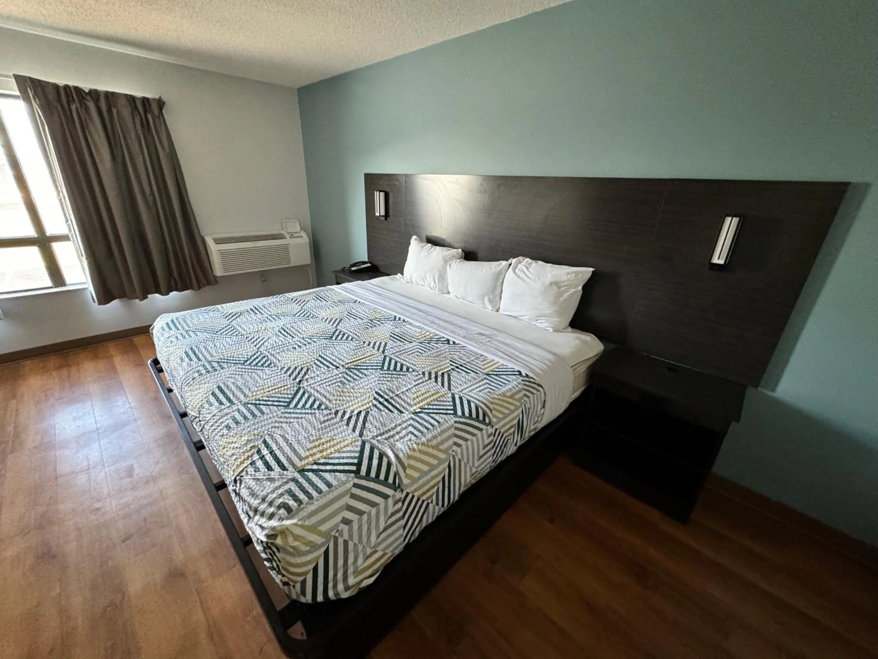 Bedroom, Bed in Motel 6 East Syracuse, NY - Airport