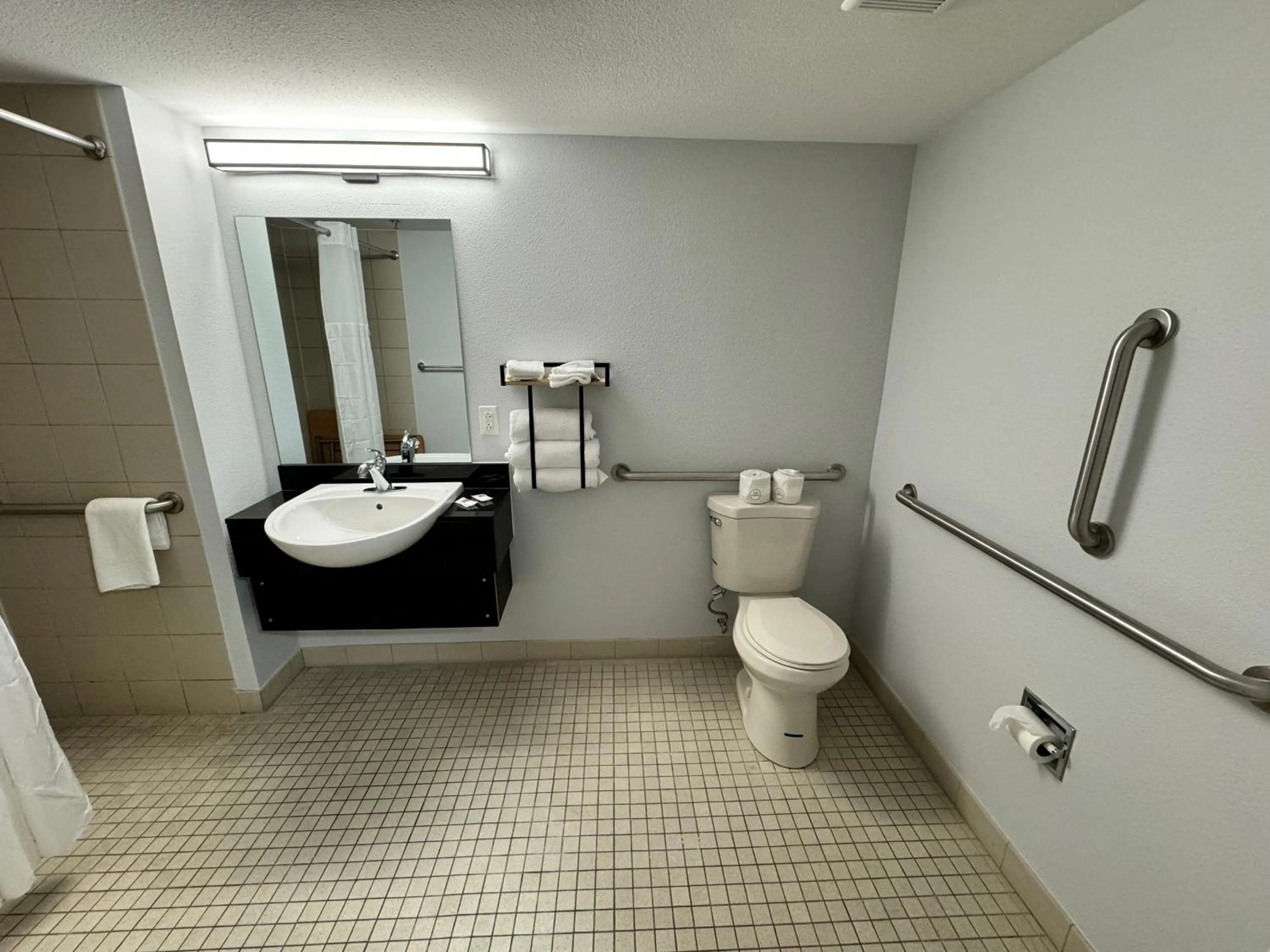Bathroom in Motel 6 East Syracuse, NY - Airport