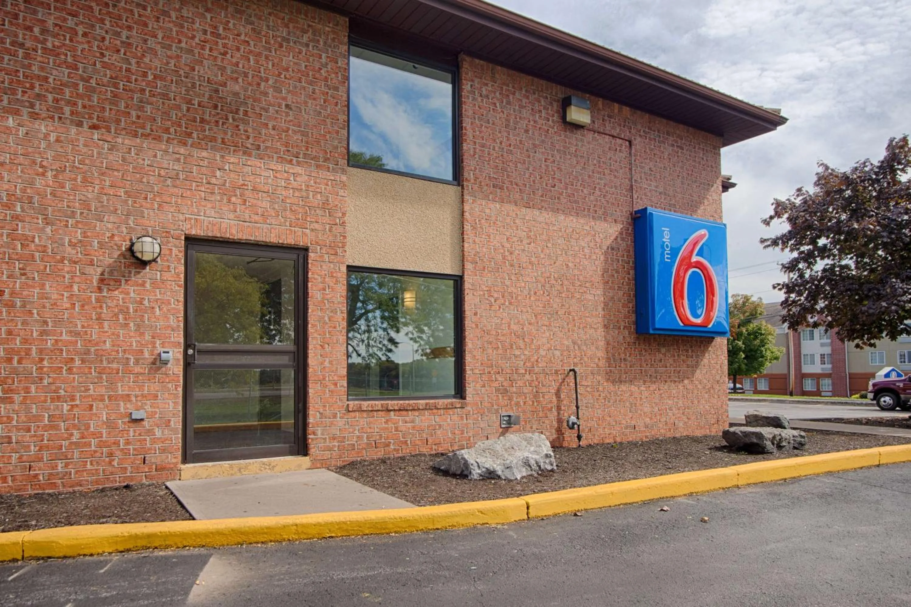 Property building in Motel 6 East Syracuse, NY - Airport