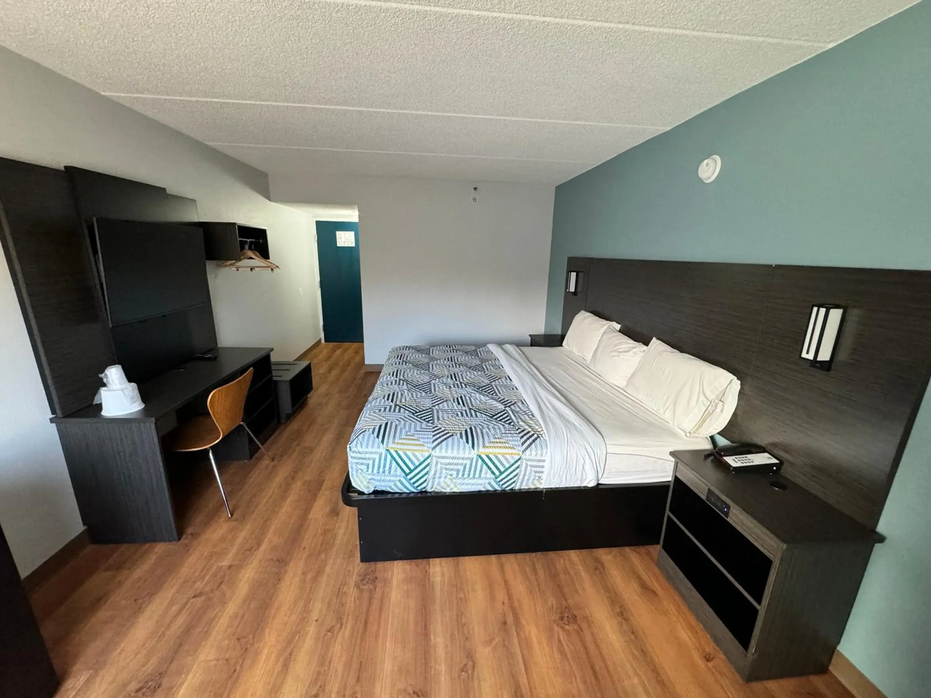 Bedroom in Motel 6-East Syracuse, NY