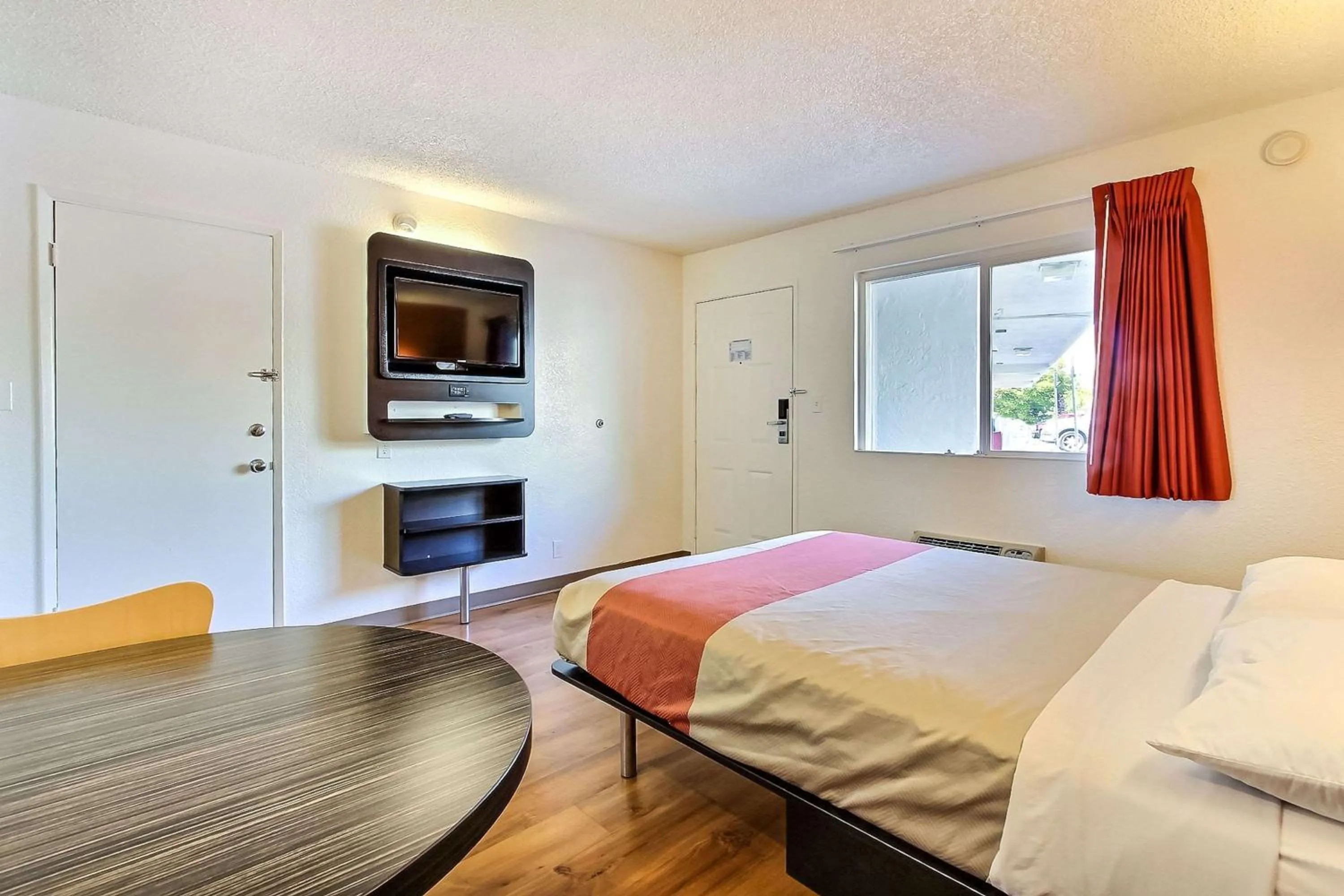 Bedroom, Bed in Motel 6-Campbell, CA - San Jose