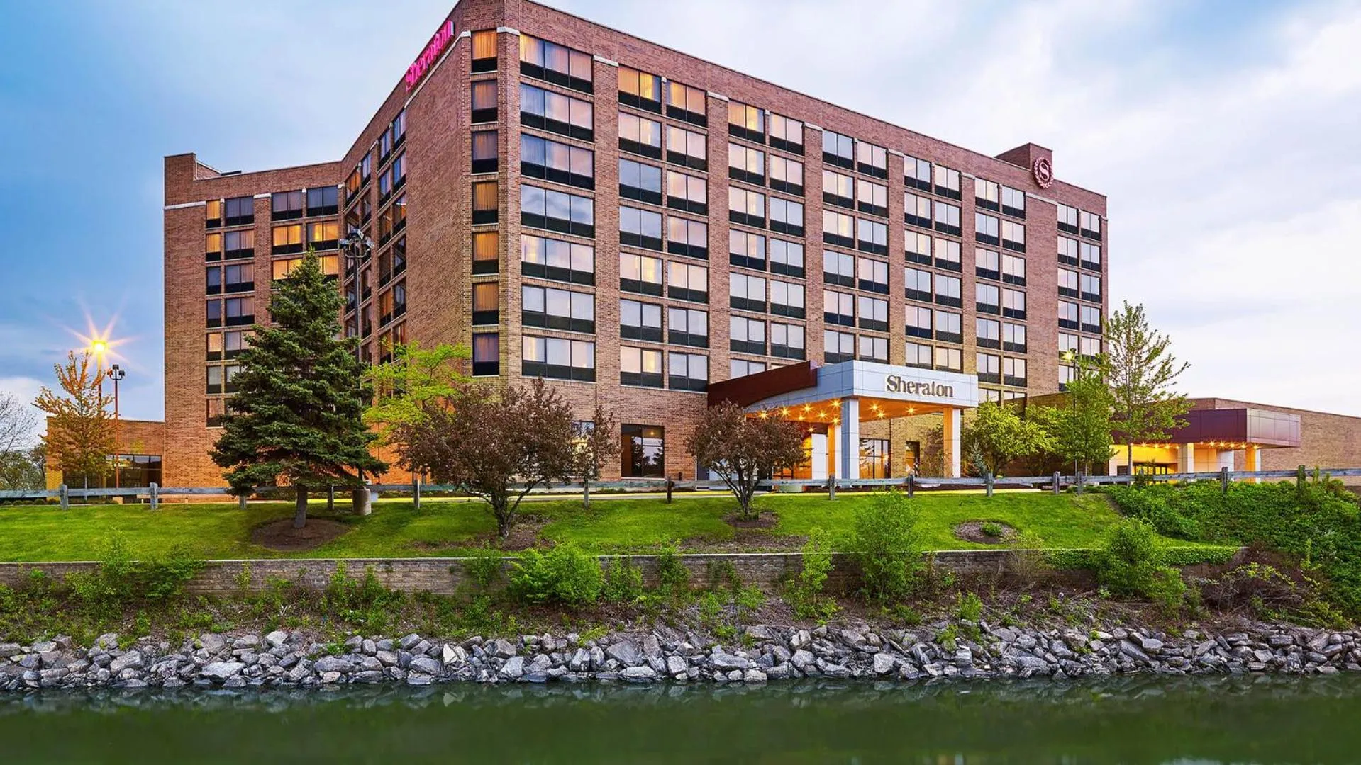 Property building in Sheraton Lisle Naperville Hotel
