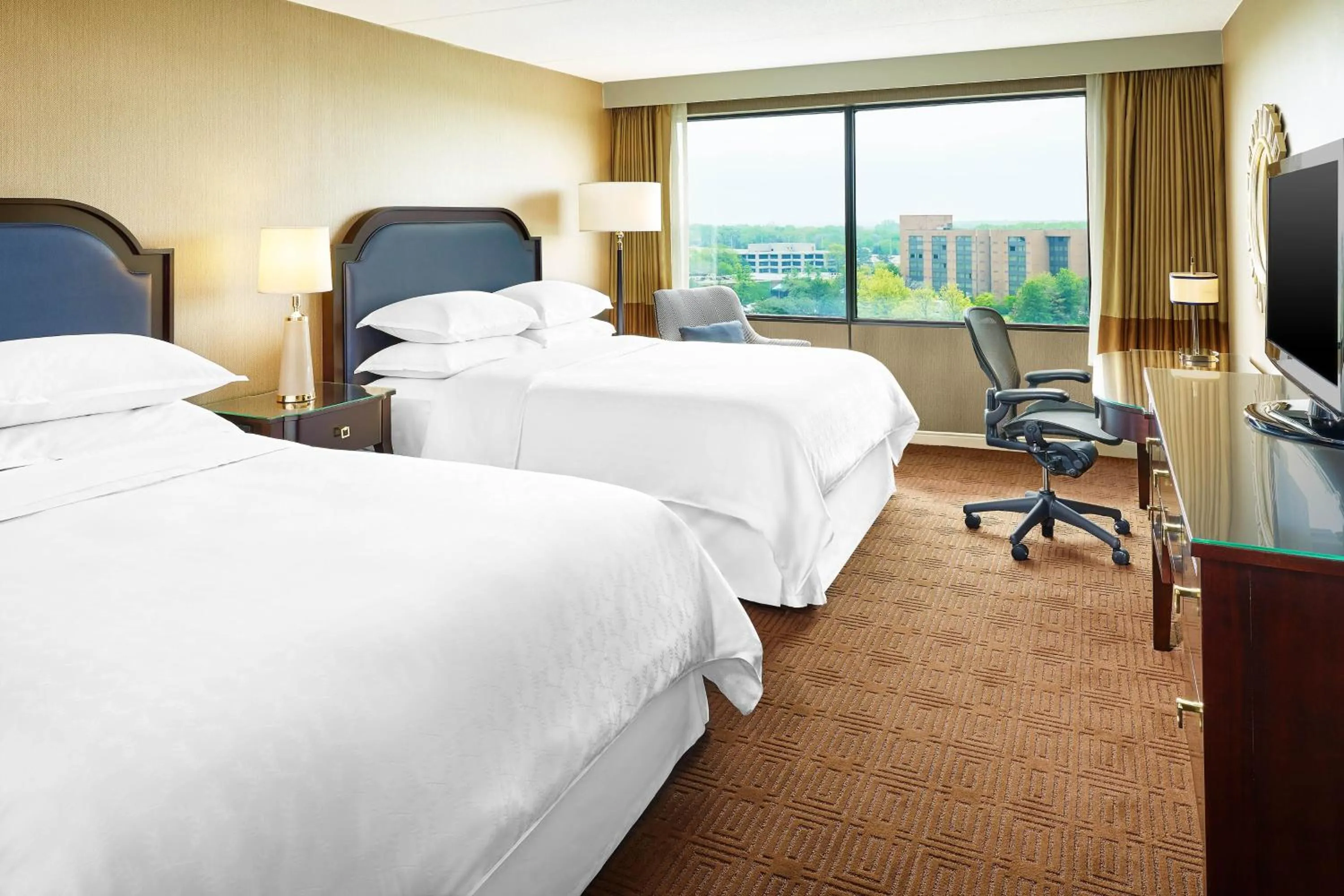 Photo of the whole room, Bed in Sheraton Lisle Naperville Hotel