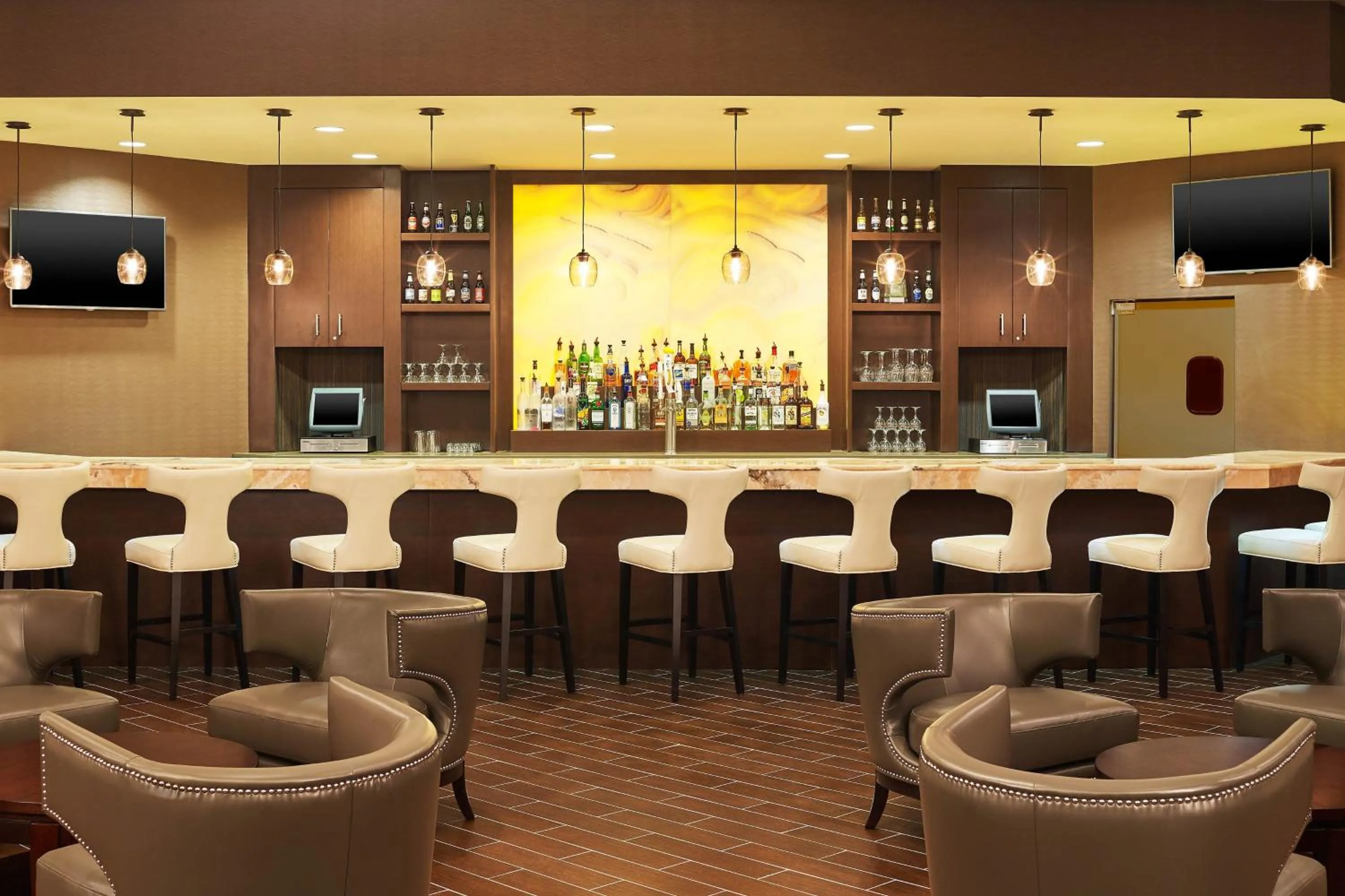 Lounge or bar in Sheraton Lisle Naperville Hotel