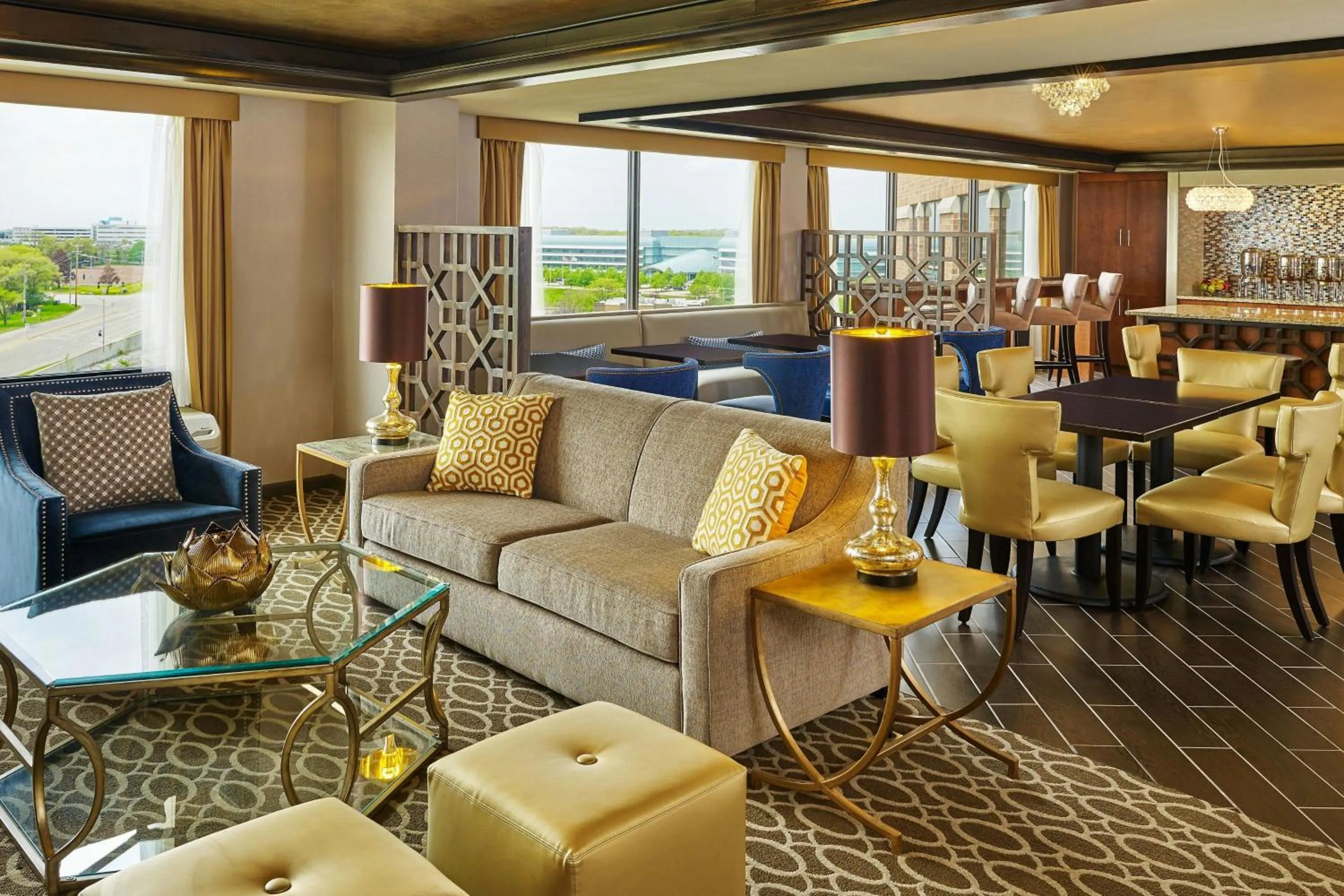 Lounge or bar in Sheraton Lisle Naperville Hotel