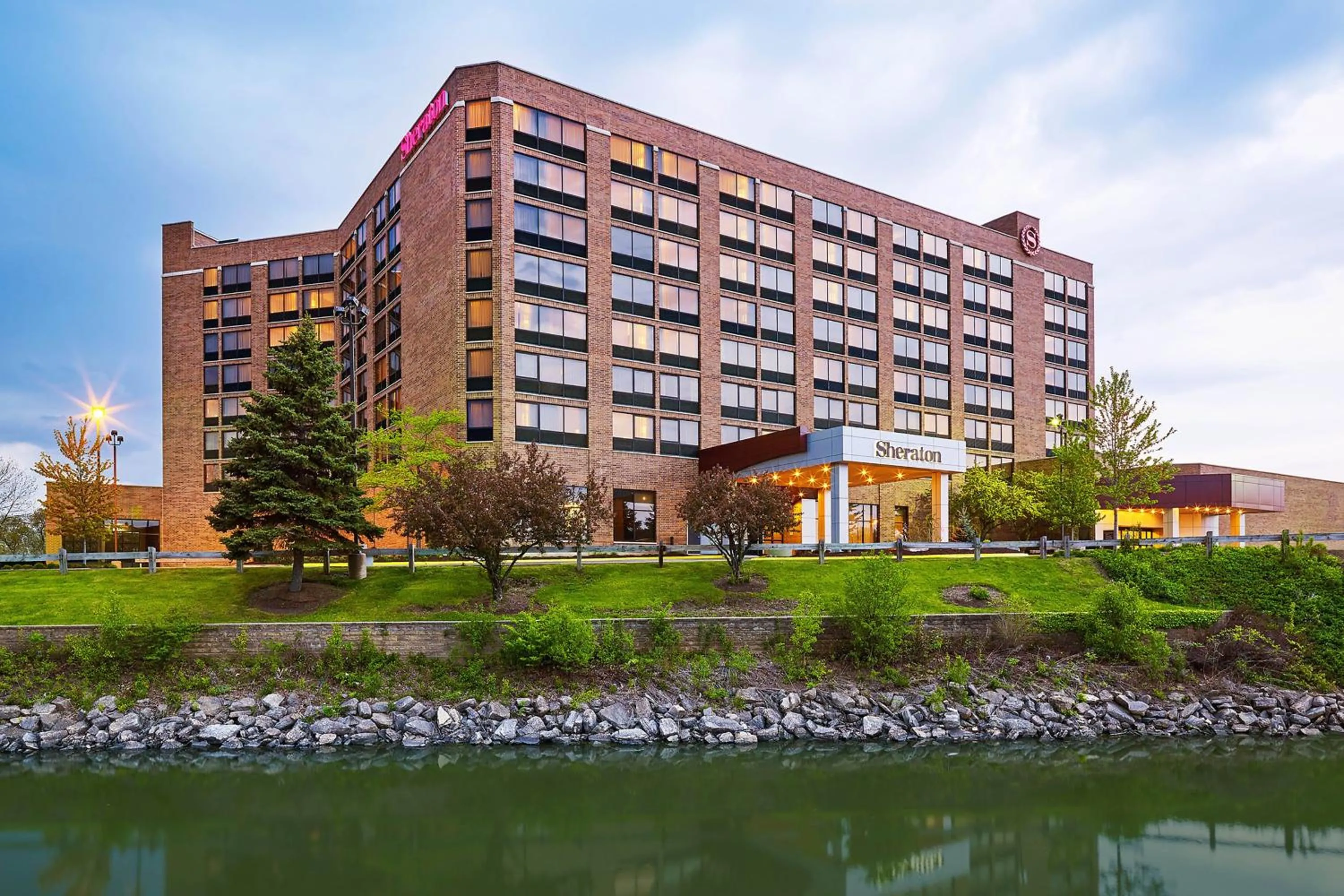 Property building in Sheraton Lisle Naperville Hotel